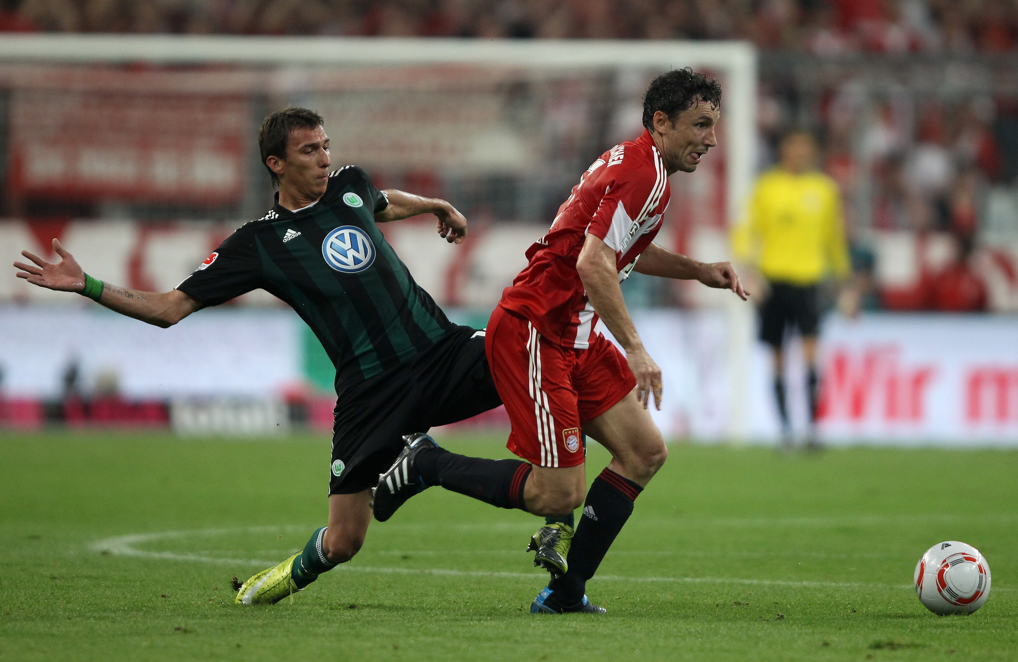 MUNICH, GERMANY - AUGUST 20: Mark van Bommel is challenged by Mario Mandzukic of Wolfsburg during the Bundesliga match between FC Bayern Muenchen and VfL Wolfsburg at Allianz Arena on August 20, 2010 in Munich, Germany.  (Photo by Clive Brunskill/Getty Im