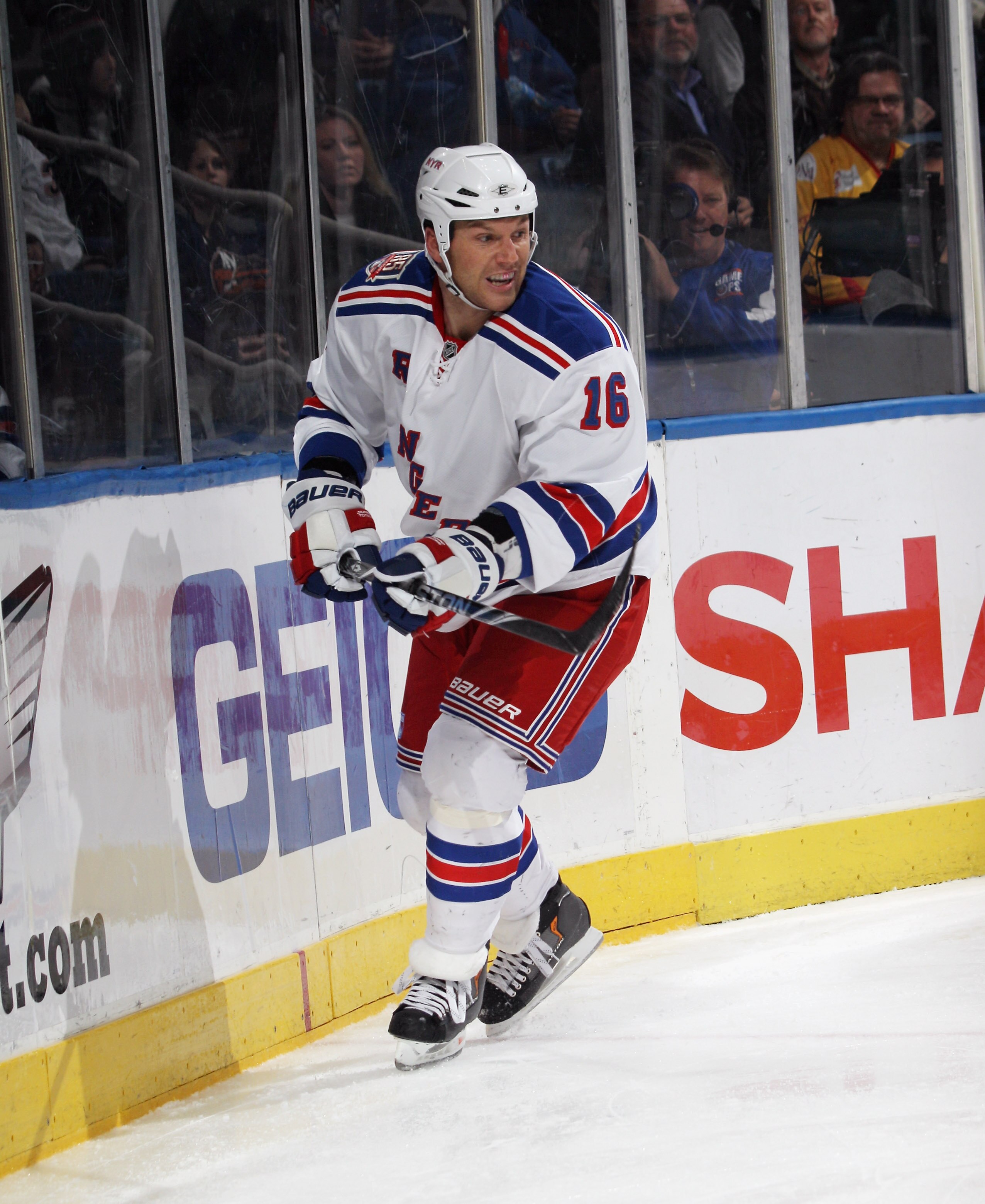 UNIONDALE, NY - DECEMBER 02: Sean Avery #16 of the New York Rangers skates against the New York Islanders at the Nassau Coliseum on December 2, 2010 in Uniondale, New York.  (Photo by Bruce Bennett/Getty Images)