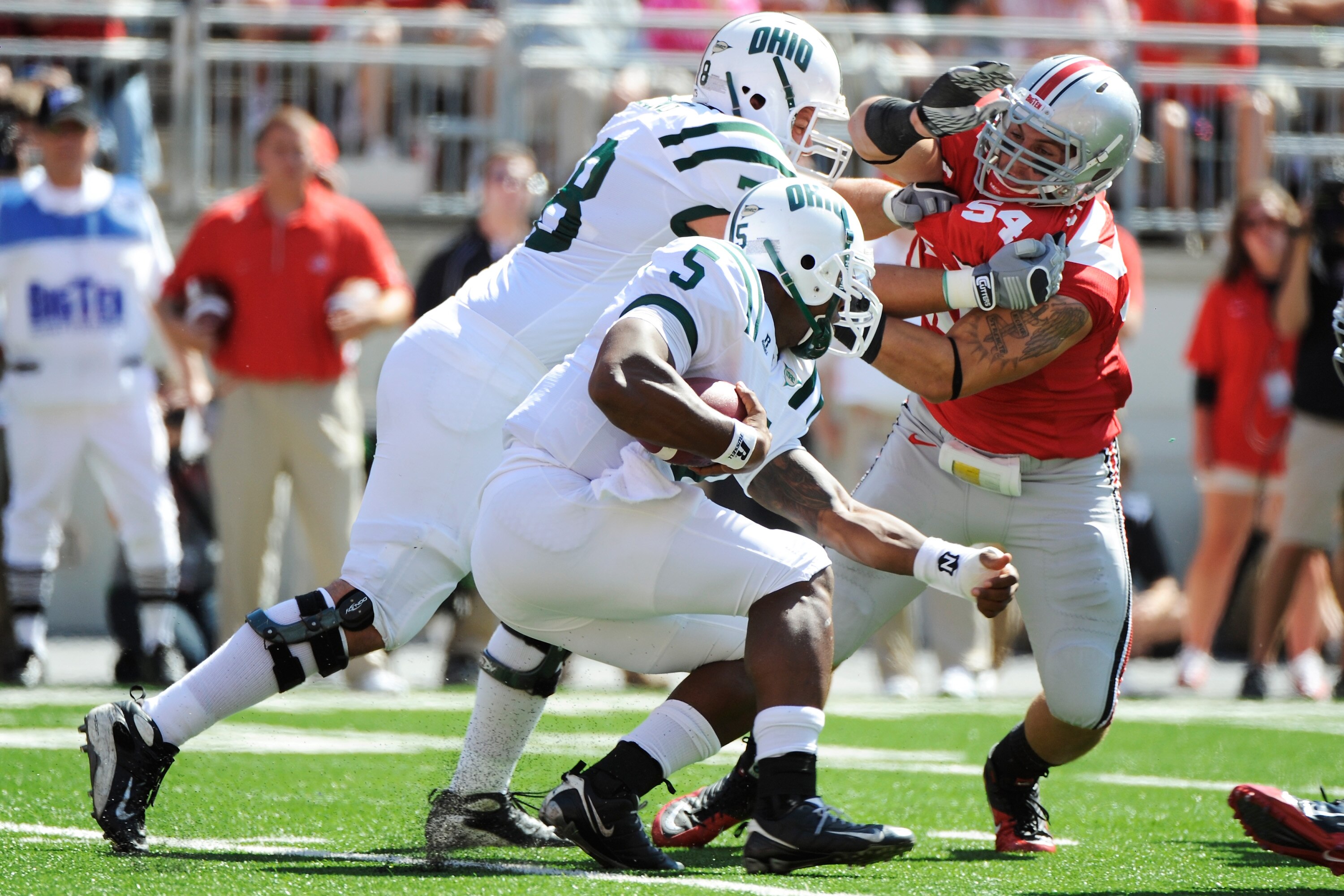 COLUMBUS, OH - SEPTEMBER 18:  John Simon #54 of the Ohio State Buckeyes fights off a block to get to ballcarrier Phil Bates #5 of the Ohio Bobcats at Ohio Stadium on September 18, 2010 in Columbus, Ohio.  (Photo by Jamie Sabau/Getty Images)
