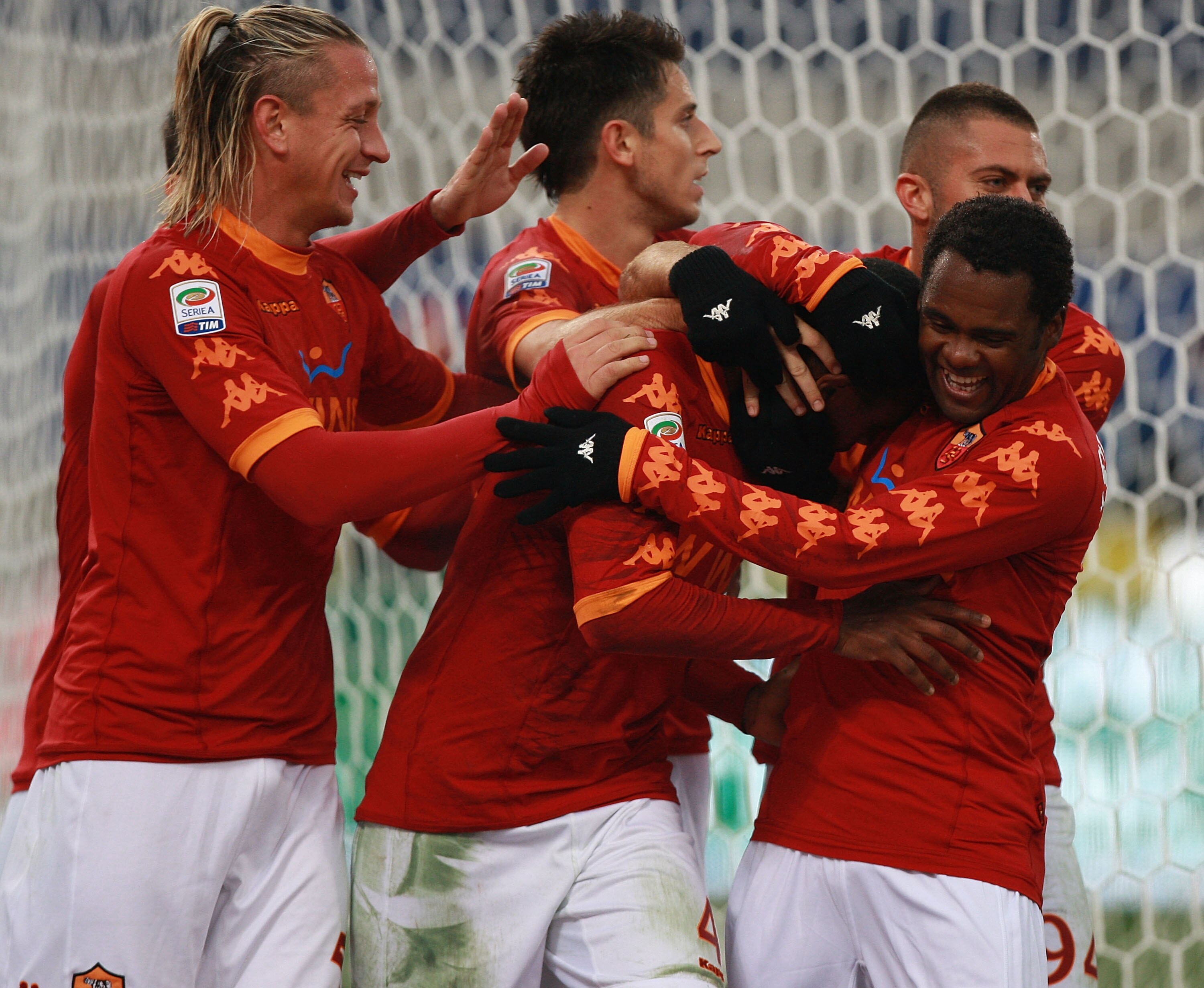 ROME, ITALY - DECEMBER 12:  Juan (2nd L) celebrates with his teammates of AS Roma after scoring the opening goal during the Serie A match between AS Roma and AS Bari at Stadio Olimpico on December 12, 2010 in Rome, Italy.  (Photo by Paolo Bruno/Getty Imag