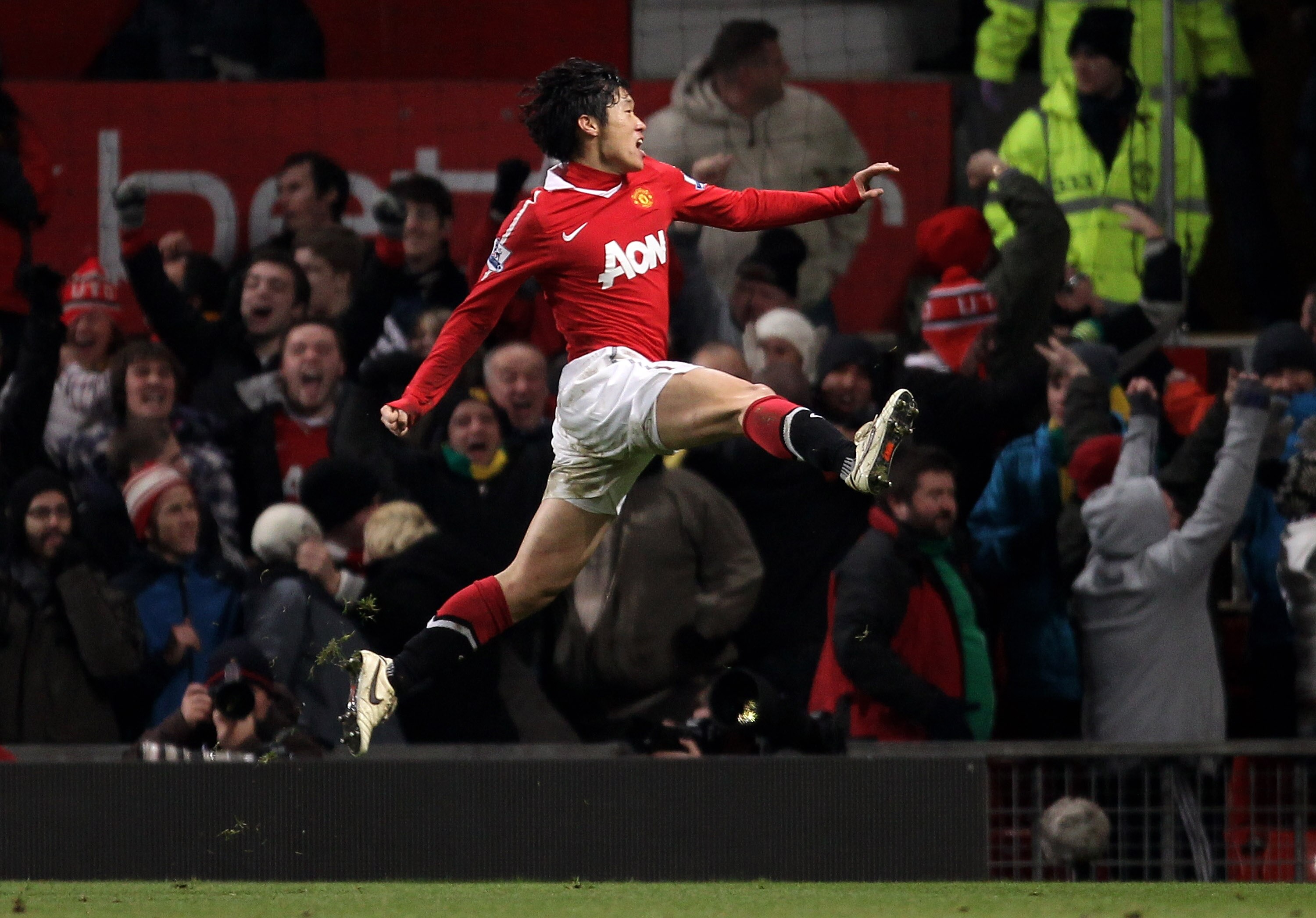 MANCHESTER, UNITED KINGDOM - DECEMBER 13:   Ji-Sung Park of Manchester United celebrates scoring the opening goal during the Barclays Premier League match between Manchester United and Arsenal at Old Trafford on December 13, 2010 in Manchester, England. (