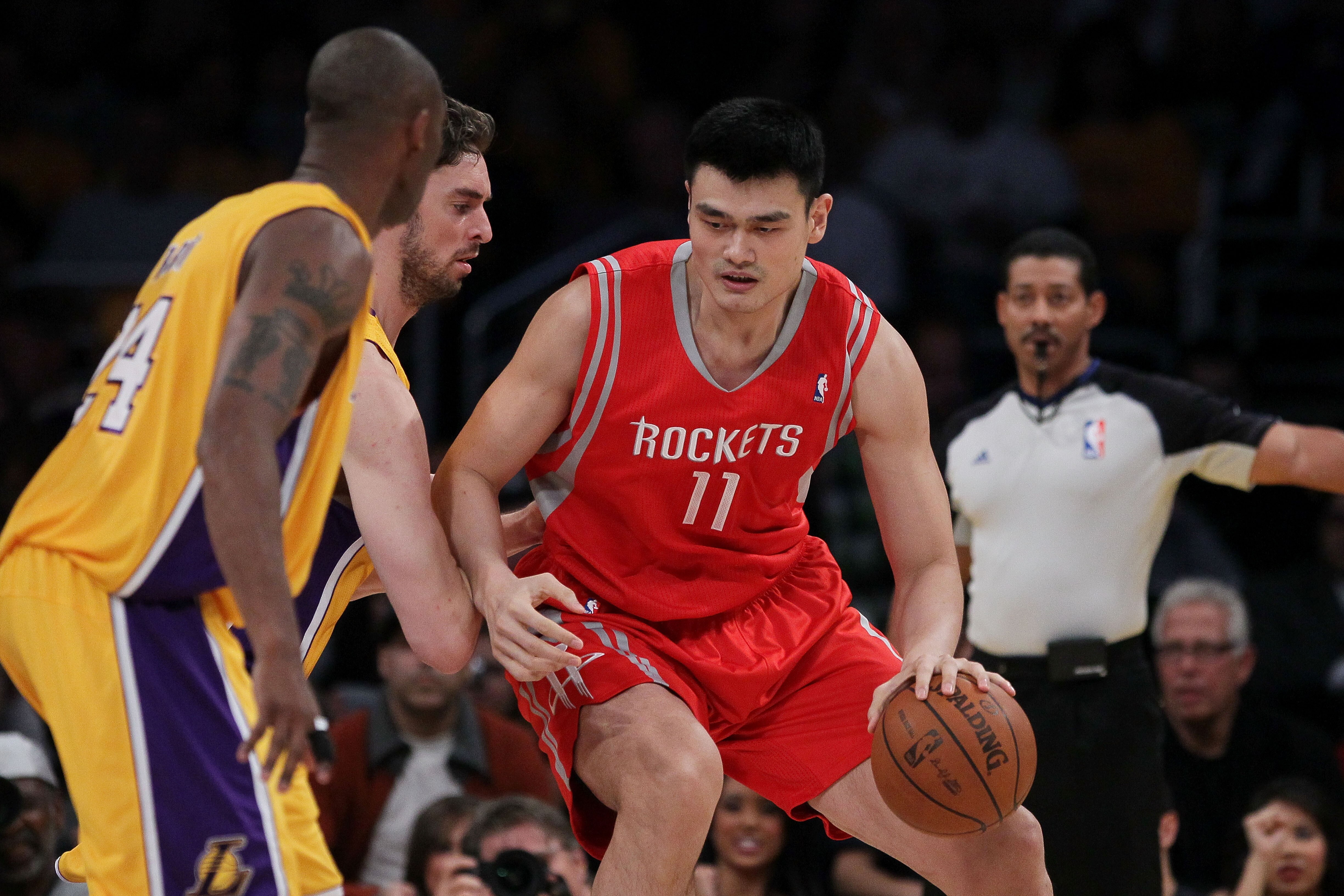 LOS ANGELES, CA - OCTOBER 26:  Pau Gasol #16 of the Los Angeles Lakers defends as Yao Ming #11 of the Houston Rockets controls the ball during their NBA game at Staples Center on October 26, 2010 in Los Angeles, California. NOTE TO USER: User expressly ac