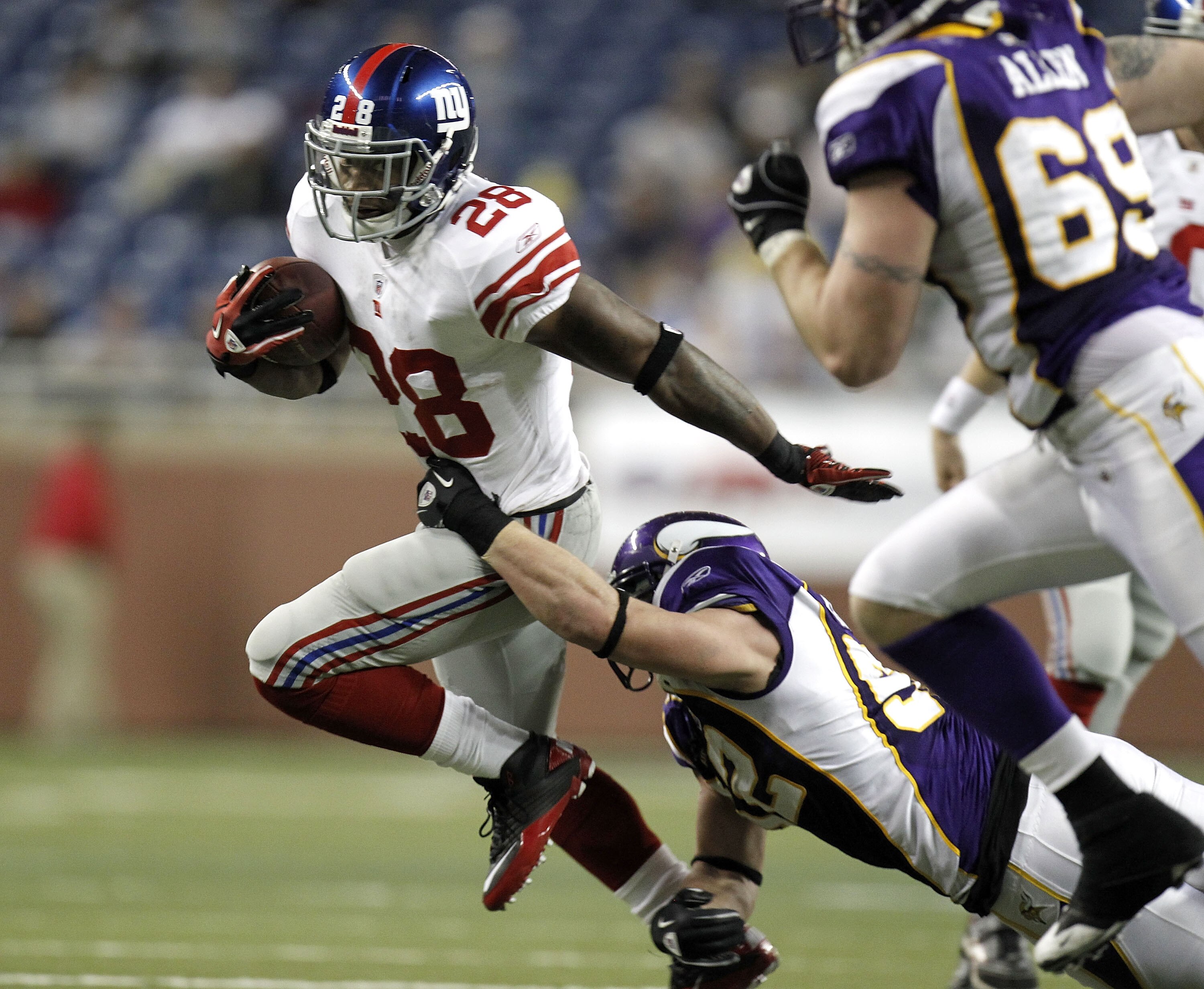 DETROIT, MI - DECEMBER 13:  D.J. Ware #28 of the New York Giants tries to escape the tackle of Chad Greenway #52 of the Minnesota Vikings at Ford Field on December 13, 2010 in Detroit, Michigan.  (Photo by Gregory Shamus/Getty Images)