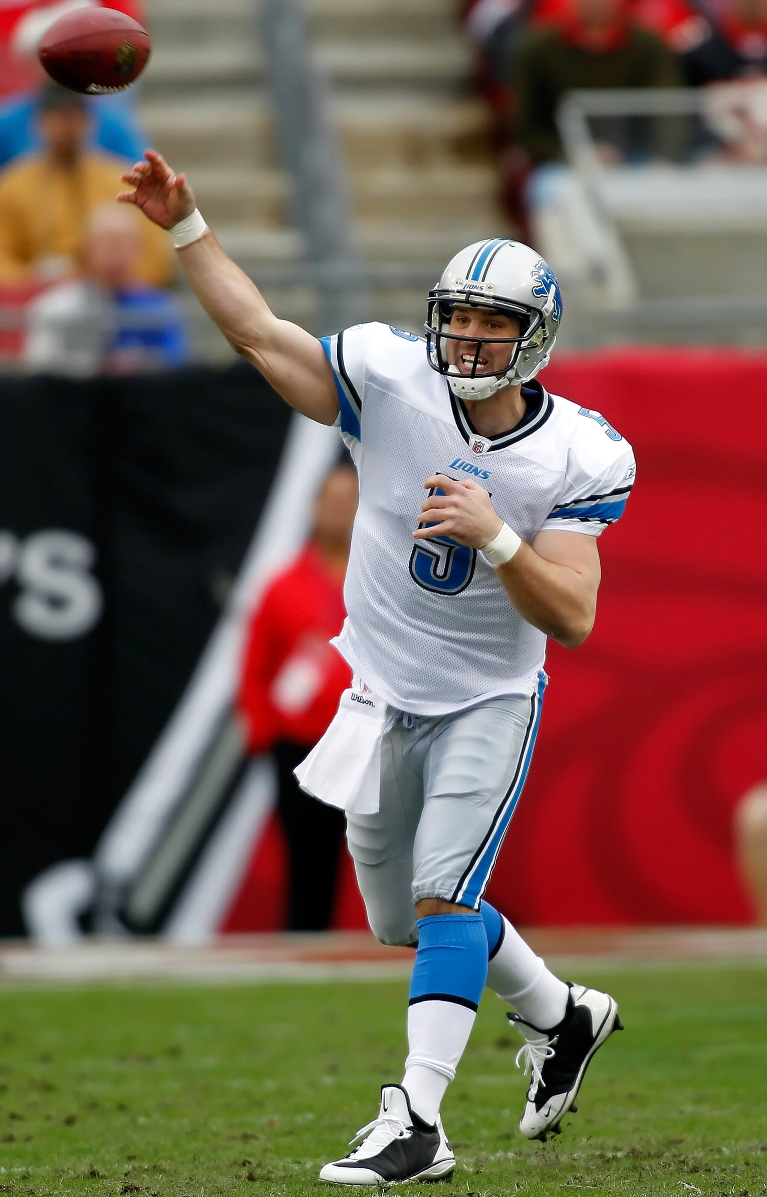 TAMPA, FL - DECEMBER 19:  Quarterback Drew Stanton #5 of the Detroit Lions throws a pass against the Tampa Bay Buccaneers during the game at Raymond James Stadium on December 19, 2010 in Tampa, Florida.  (Photo by J. Meric/Getty Images)