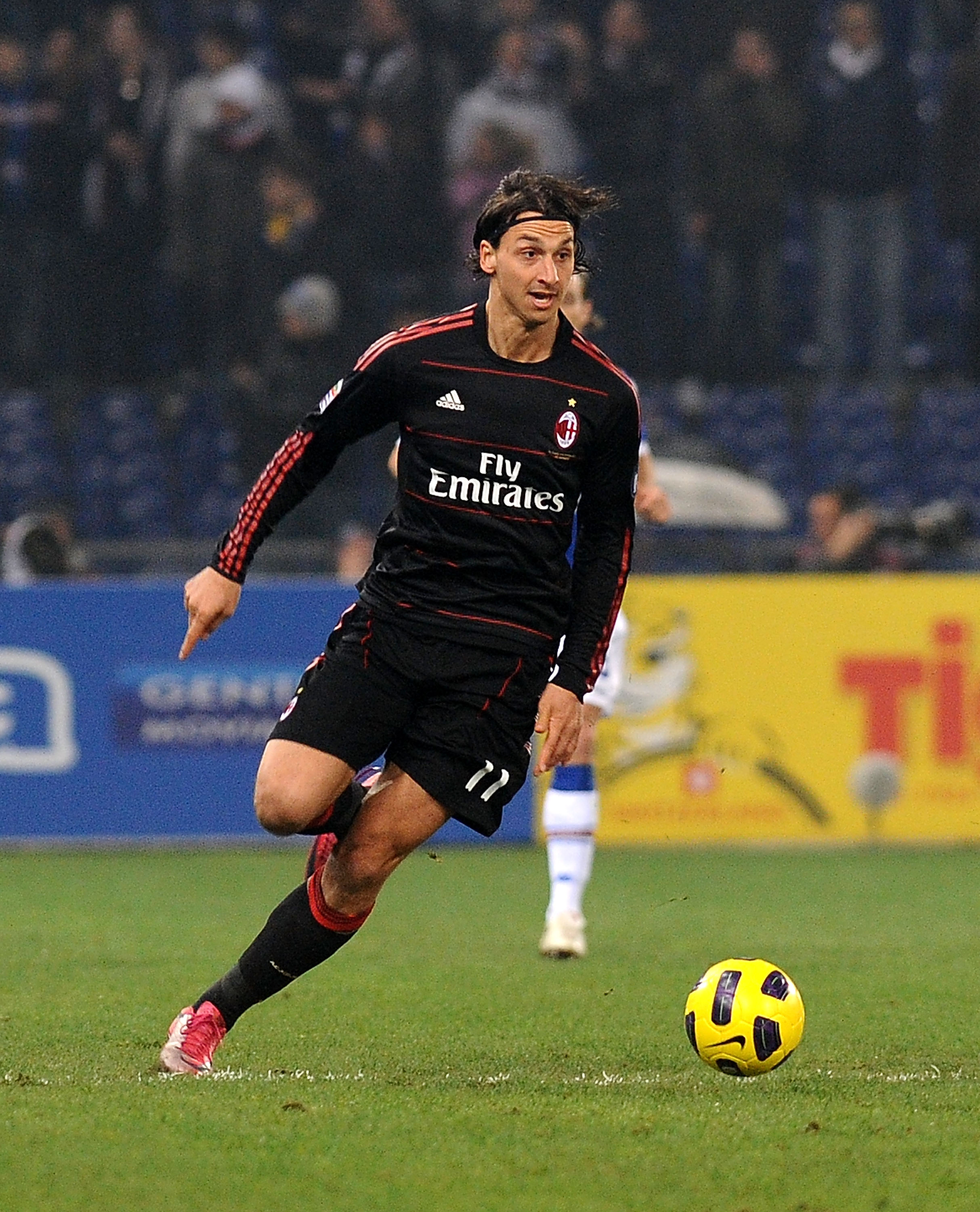 GENOA, ITALY - NOVEMBER 27: Zlatan Ibrahimovic of AC Milan in action during the Serie A match between UC  Sampdoria and AC Milan at Stadio Luigi Ferraris on November 27, 2010 in Genoa, Italy.  (Photo by Massimo Cebrelli/Getty Images)