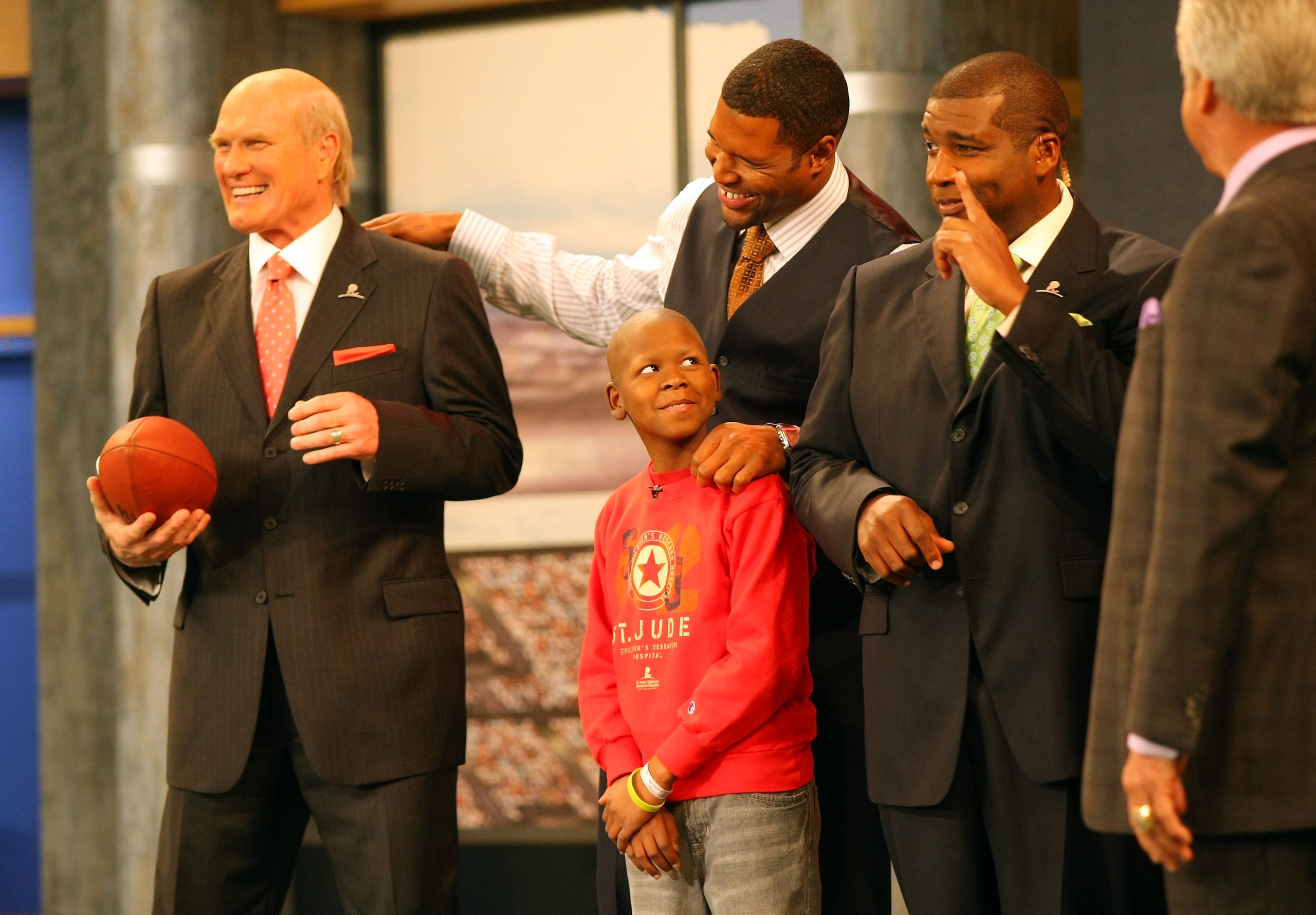 LOS ANGELES, CA - DECEMBER 12:  (L-R) FOX NFL Sunday host Terry Bradshaw, St. Jude Children's Research Hospital patient Markell and analyst Michael Strahan share a laugh as host Curt Menefee looks on during FOX NFL Sunday on December 12, 2010 in Los Angel
