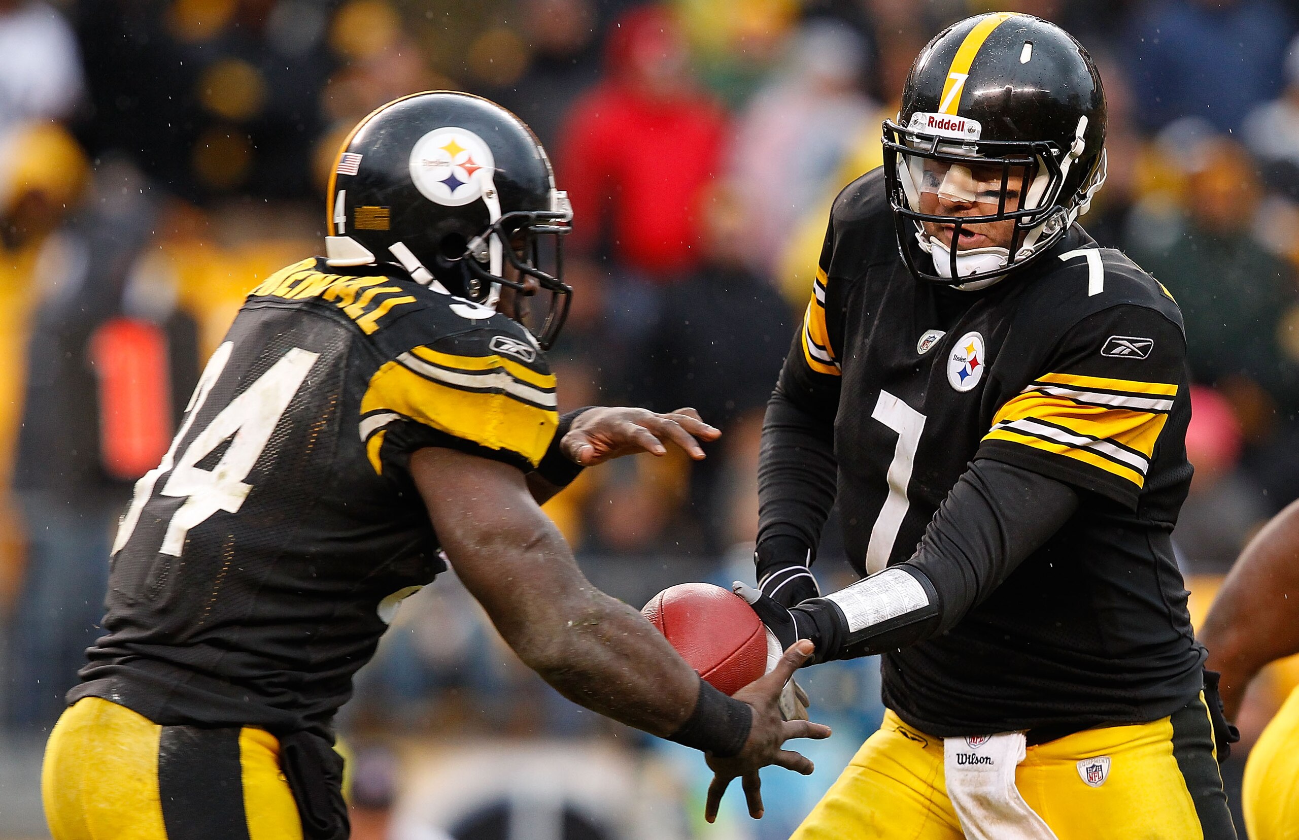 PITTSBURGH - DECEMBER 12:  Ben Roethlisberger #7 of the Pittsburgh Steelers hands the ball off to teammate Rashard Mendenhall #34 during the game against the Cincinnati Bengals on December 12, 2010 at Heinz Field in Pittsburgh, Pennsylvania.  (Photo by Ja
