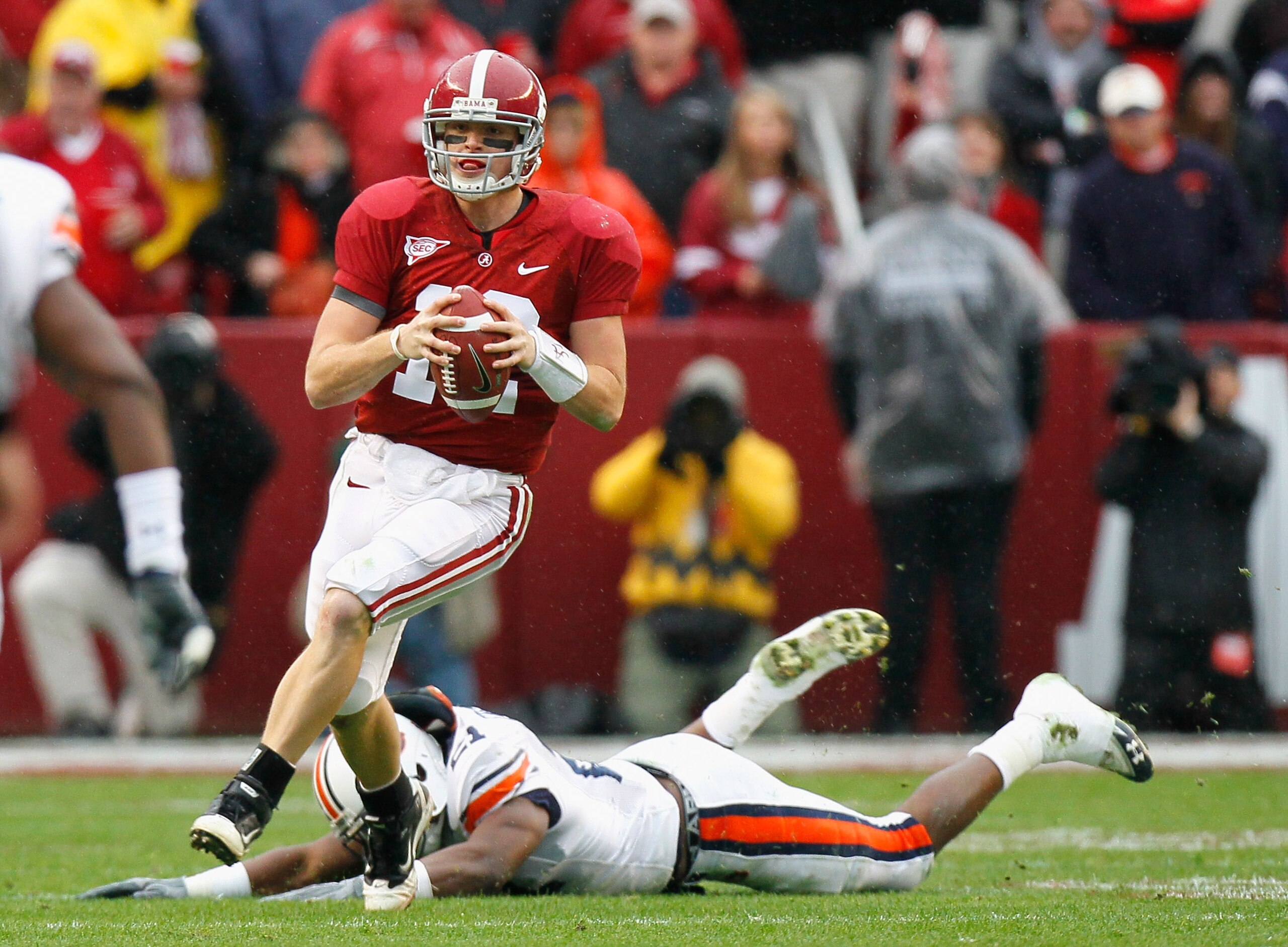 TUSCALOOSA, AL - NOVEMBER 26:  Quarterback Greg McElroy #12 of the Alabama Crimson Tide breaks away from Eltoro Freeman #21 of the Auburn Tigers at Bryant-Denny Stadium on November 26, 2010 in Tuscaloosa, Alabama.  (Photo by Kevin C. Cox/Getty Images)