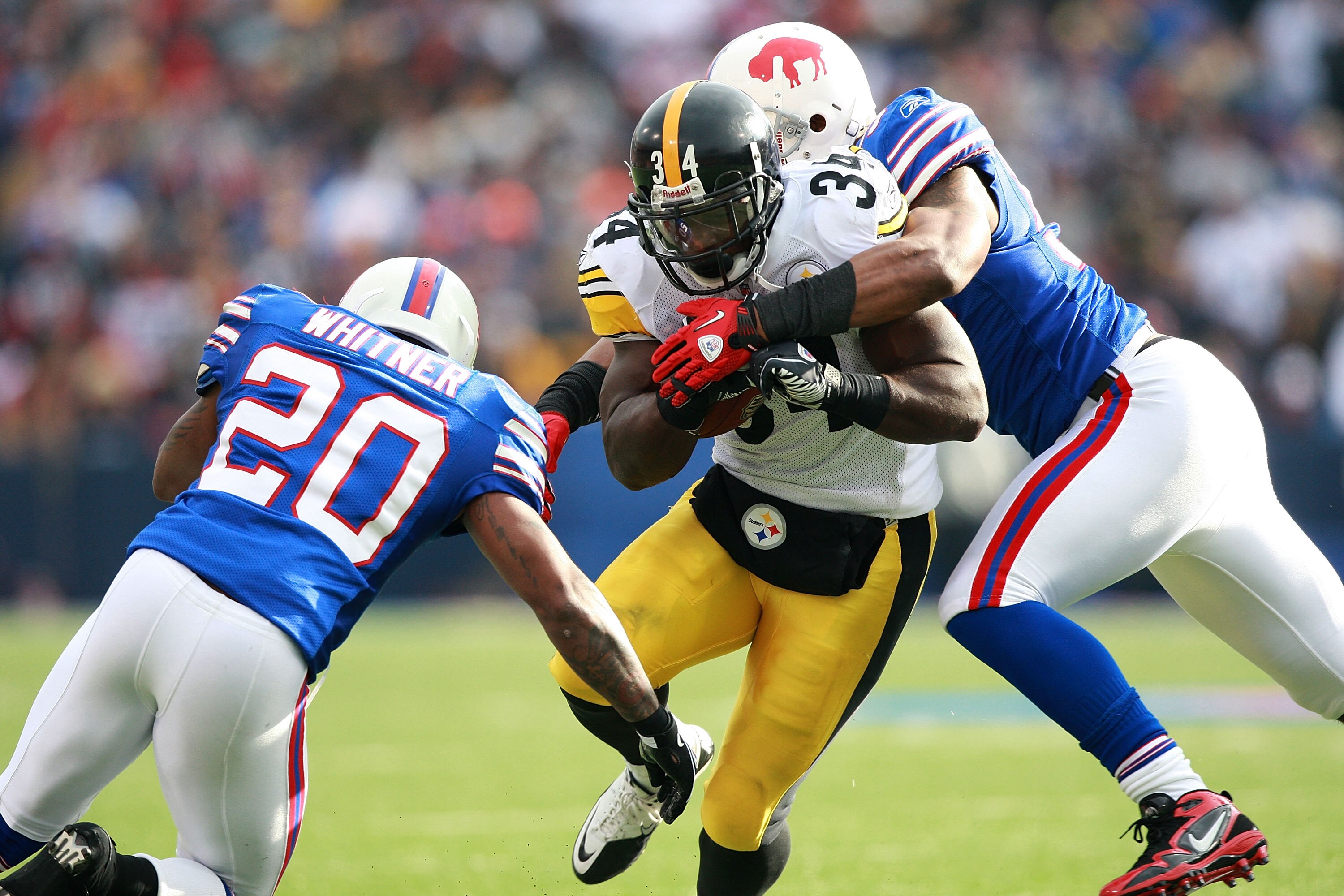 ORCHARD PARK, NY - NOVEMBER 28:  Rashard Mendenhall #34 of the Pittsburgh Steelers rushes against the Buffalo Bills during their game at Ralph Wilson Stadium on November 28, 2010 in Orchard Park, New York.  (Photo by Karl Walter/Getty Images)