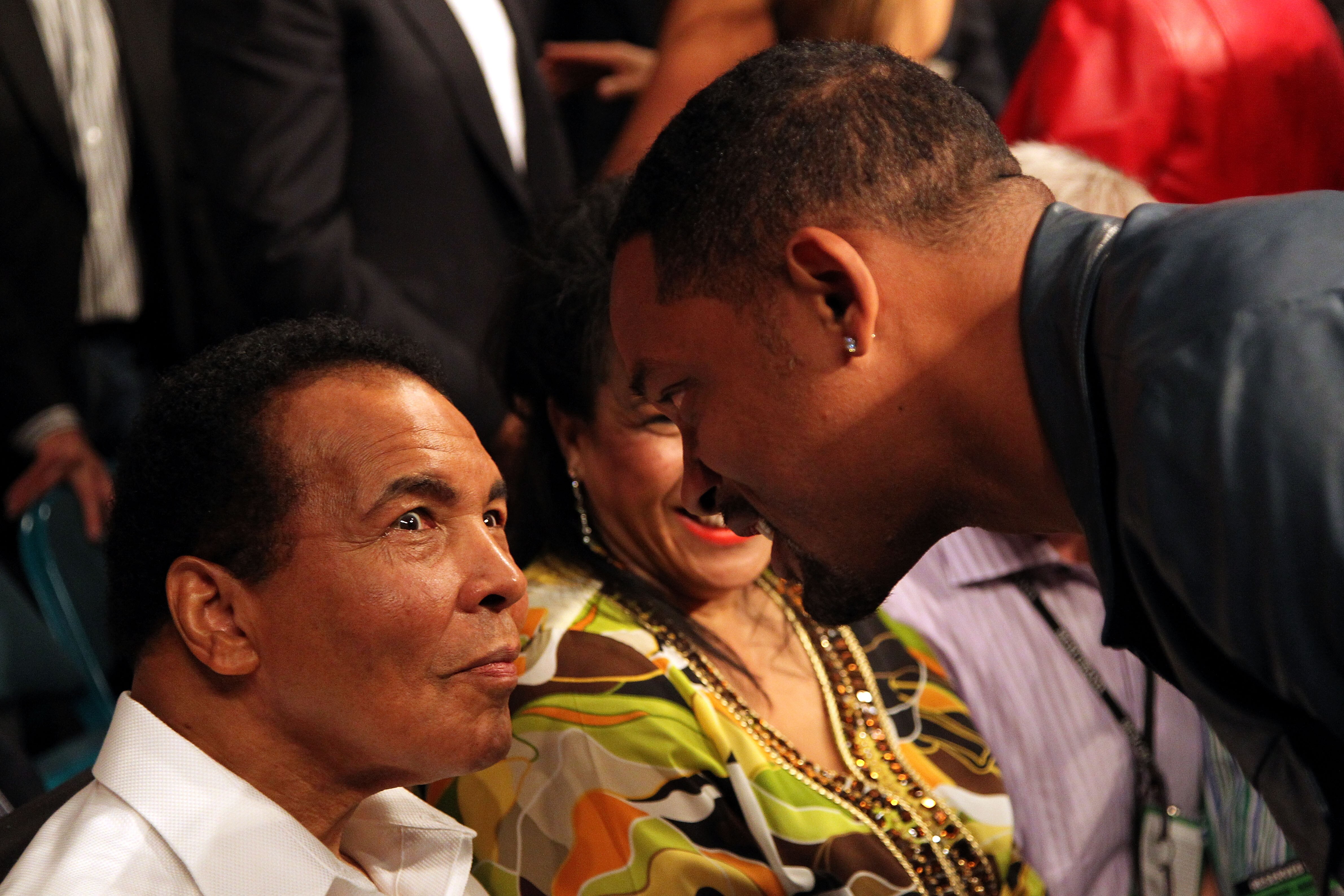 LAS VEGAS - MAY 01:  Boxing legend Muhammad Ali talks with actor Will Smith before the start of the Floyd Mayweather Jr. and Shane Mosley welterweight fight at the MGM Grand Garden Arena on May 1, 2010 in Las Vegas, Nevada.  (Photo by Jed Jacobsohn/Getty