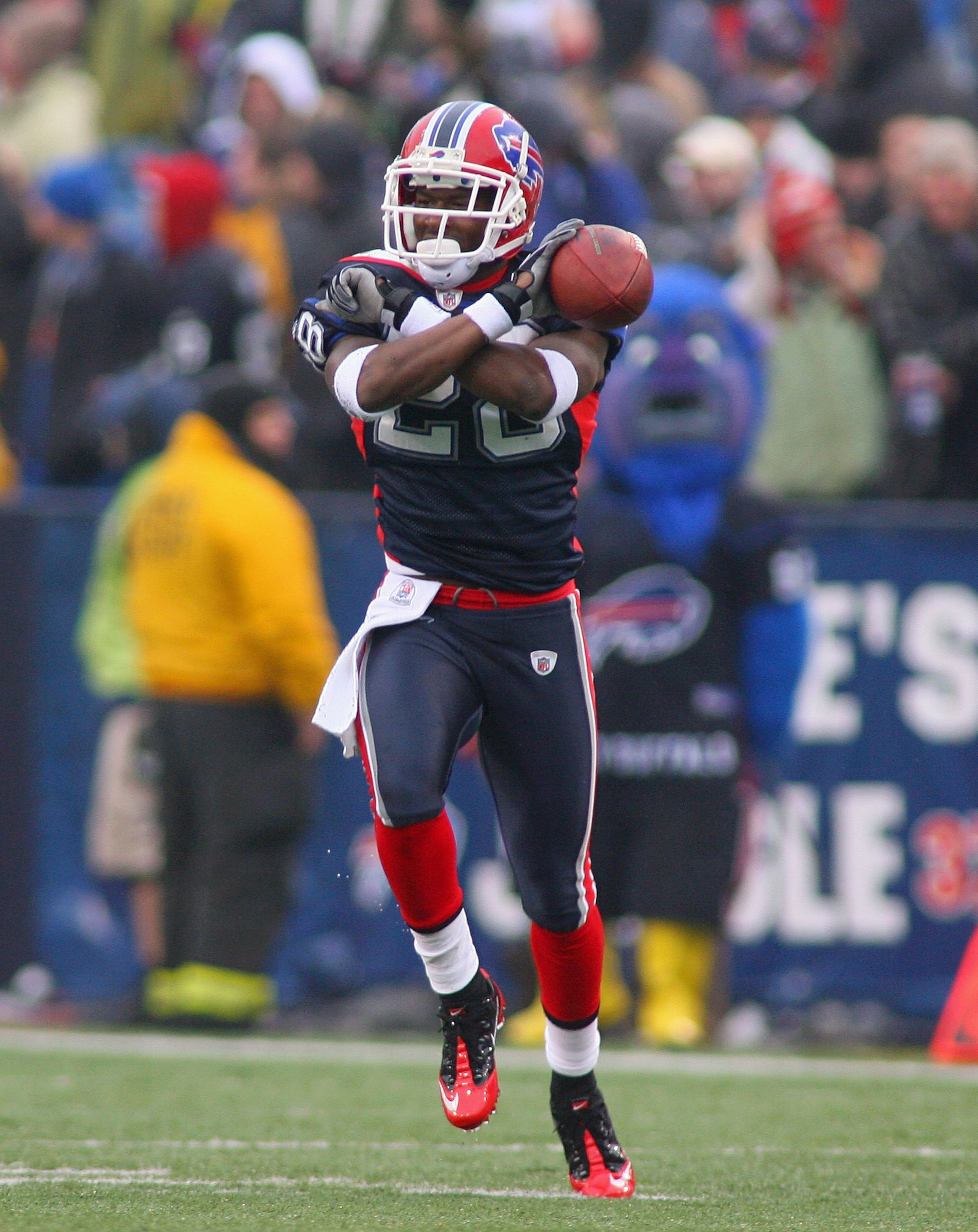ORCHARD PARK, NY - DECEMBER 12: Leodis McKelvin #28 of the Buffalo Bills celebrates making an interception against the Cleveland Browns at Ralph Wilson Stadium on December 12, 2010 in Orchard Park, New York.  (Photo by Rick Stewart/Getty Images)