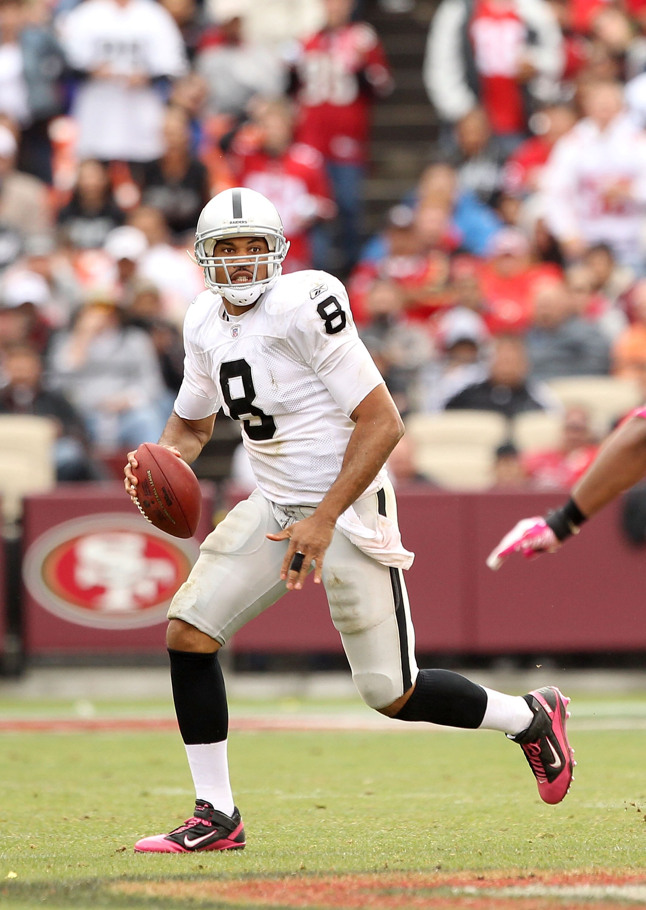 SAN FRANCISCO - OCTOBER 17:  Jason Campbell #8 of the Oakland Raiders in action against the San Francisco 49ers at Candlestick Park on October 17, 2010 in San Francisco, California.  (Photo by Ezra Shaw/Getty Images)