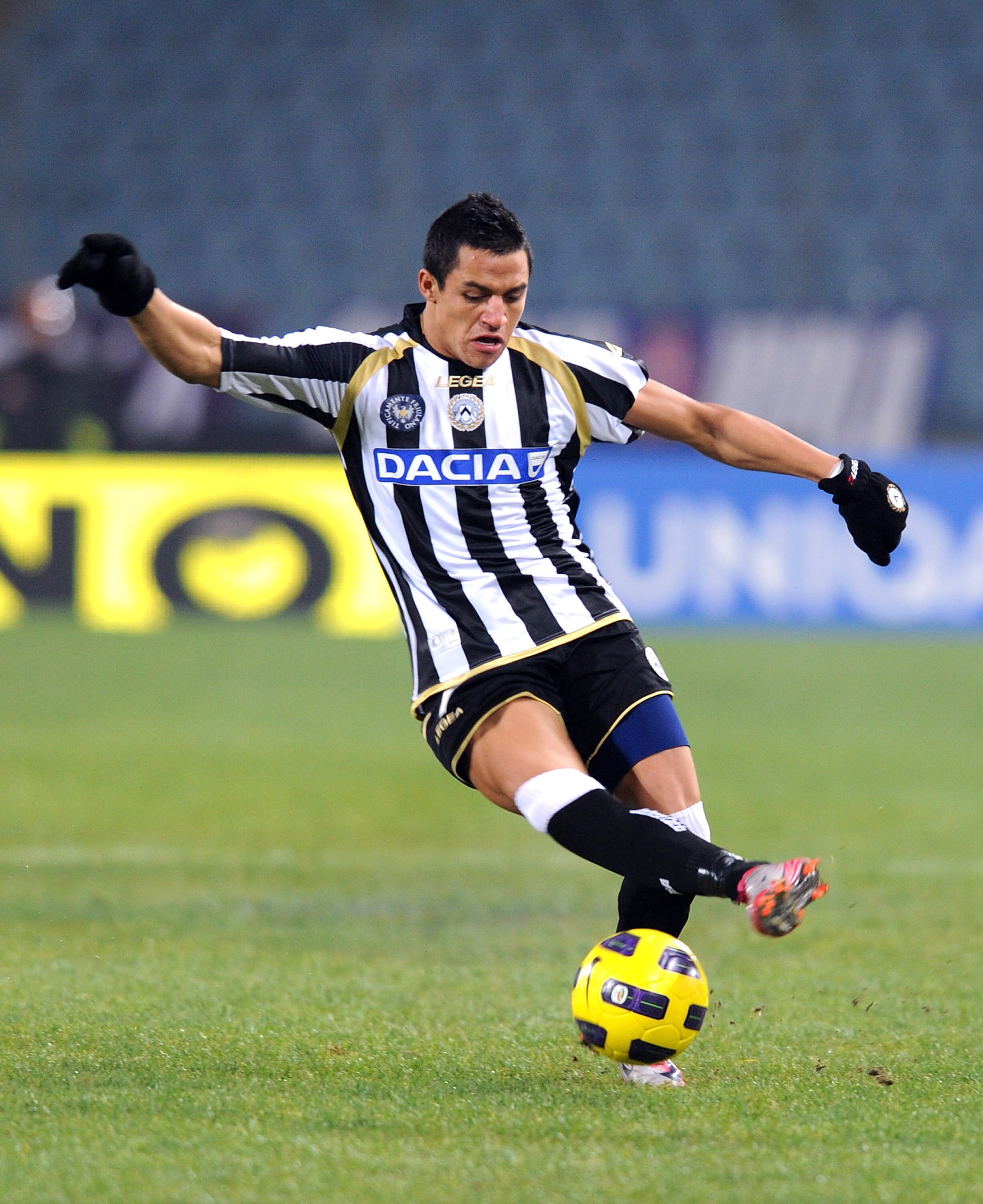 UDINE, ITALY - DECEMBER 11:  Alexis Sanchez of Udinese in action during the Serie A match between Udinese Calcio and ACF Fiorentina at Stadio Friuli on December 11, 2010 in Udine, Italy.  (Photo by Dino Panato/Getty Images)