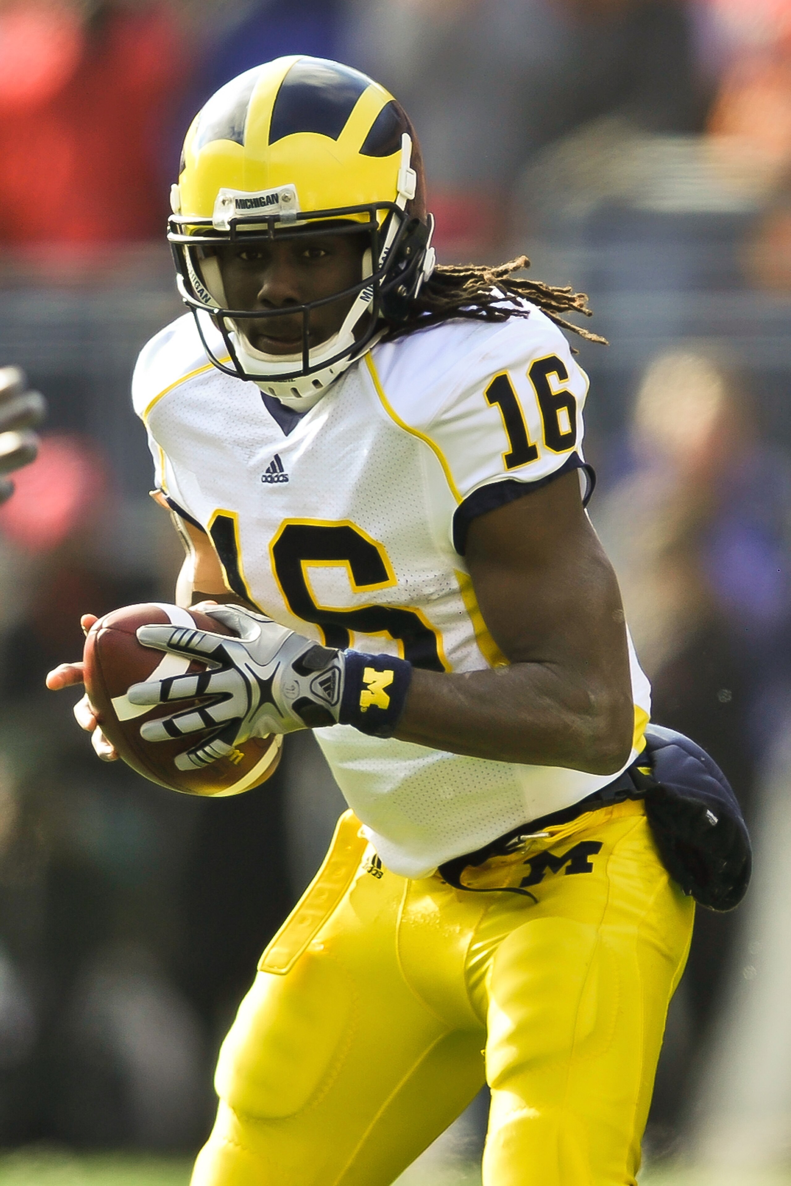 COLUMBUS, OH - NOVEMBER 27:  Quarterback Denard Robinson #16 of the Michigan Wolverines runs with the ball against the Ohio State Buckeyes at Ohio Stadium on November 27, 2010 in Columbus, Ohio.  (Photo by Jamie Sabau/Getty Images)
