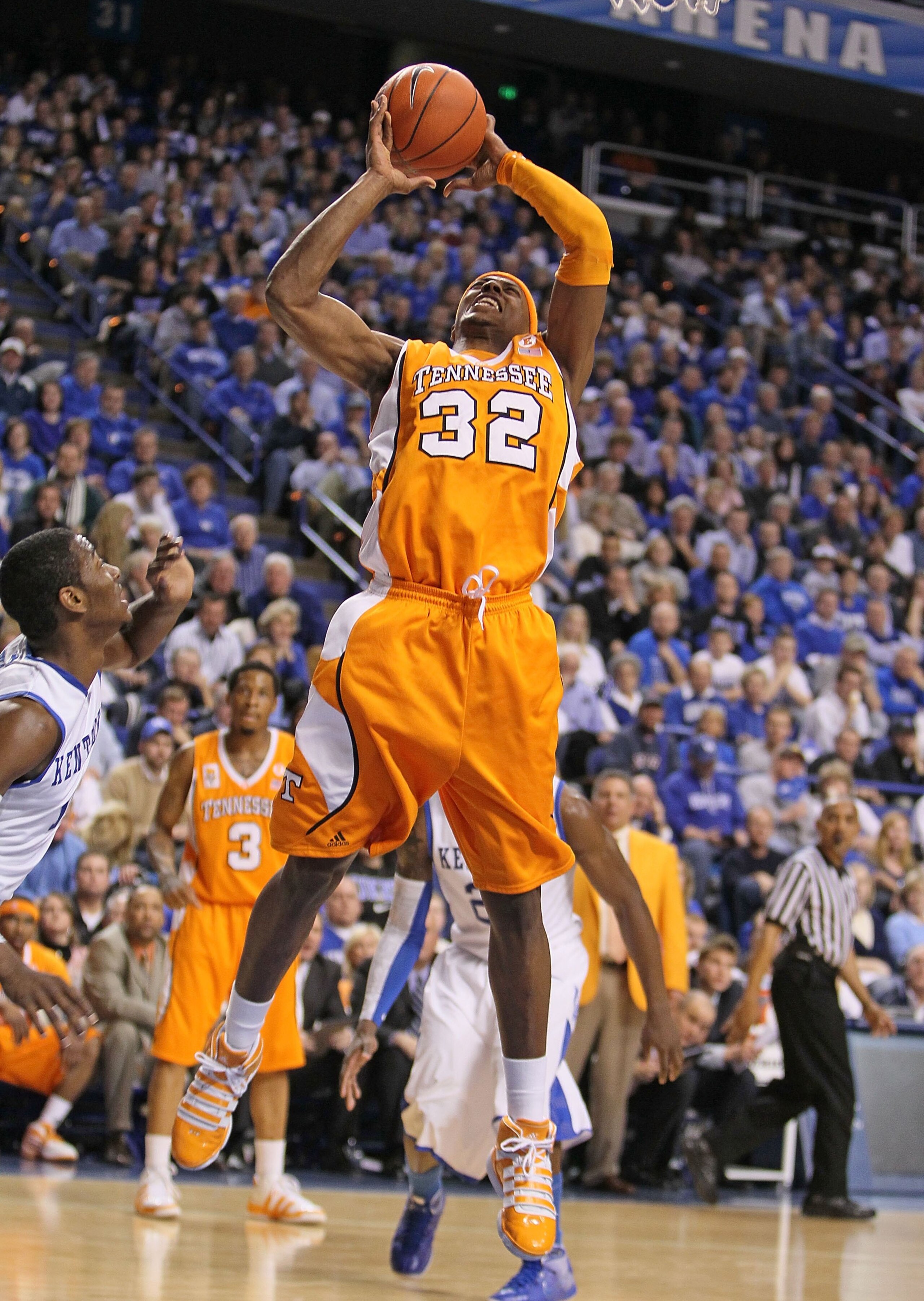 LEXINGTON, KY - FEBRUARY 13:  Scotty Hopson #32 of the Tennessee Volunteers shoots during the SEC game against the Kentucky Wilcats on February 13, 2010 at Rupp Arena in Lexington, Kentucky.  (Photo by Andy Lyons/Getty Images)