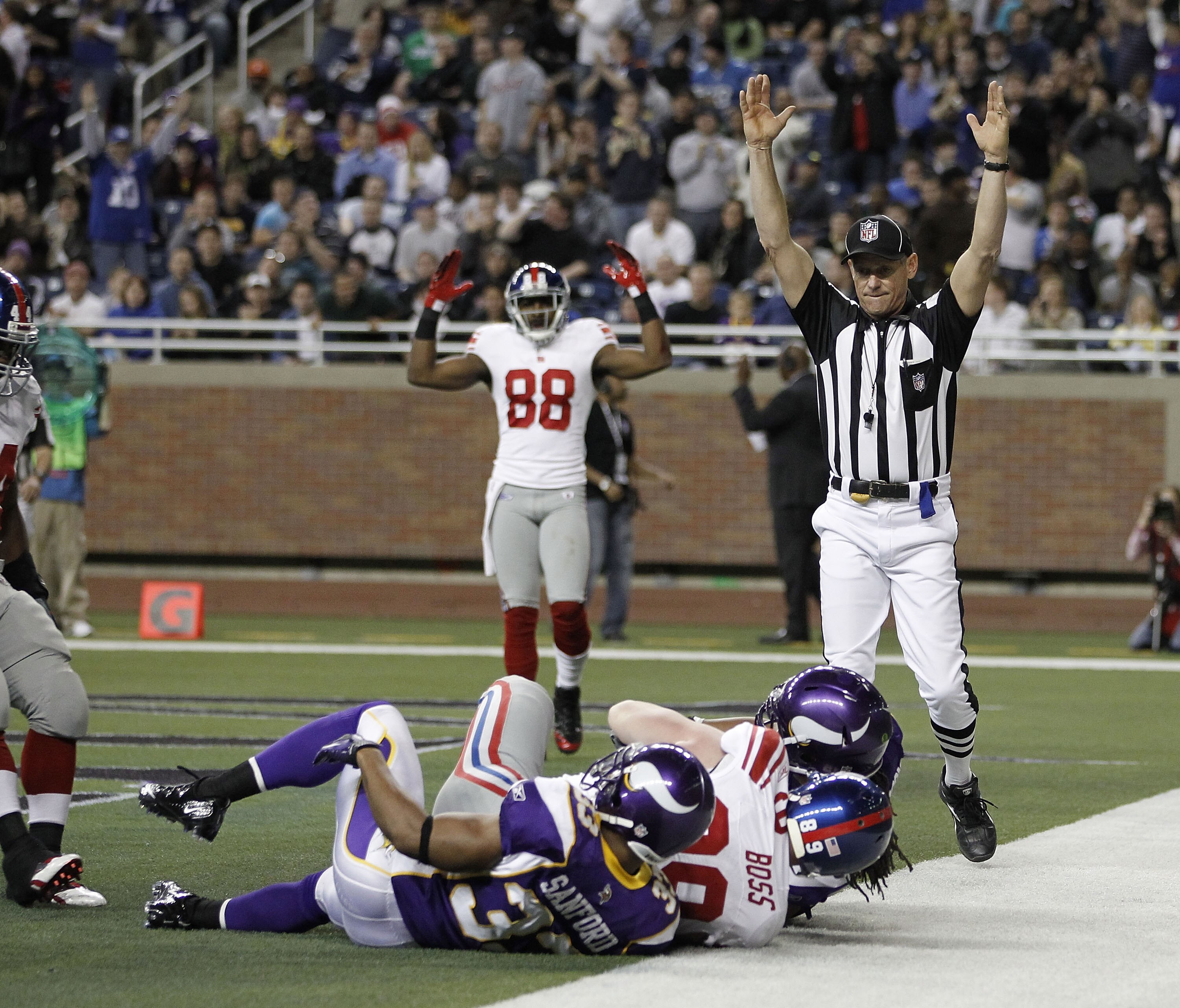 DETROIT, MI - DECEMBER 13: Kevin Boss #89 of the New York Giants catches a second quarter touchdown behind Jamarca Sanford #33 of the Minnesota Vikings at Ford Field on December 13, 2010 in Detroit, Michigan. (Photo by Gregory Shamus/Getty Images) DETROIT, MI - DECEMBER 13: Kevin Boss #89 of the New York Giants catches a second quarter touchdown behind Jamarca Sanford #33 of the Minnesota Vikings at Ford Field on December 13, 2010 in Detroit, Michigan. (Photo by Gregory Shamus/Getty Images)