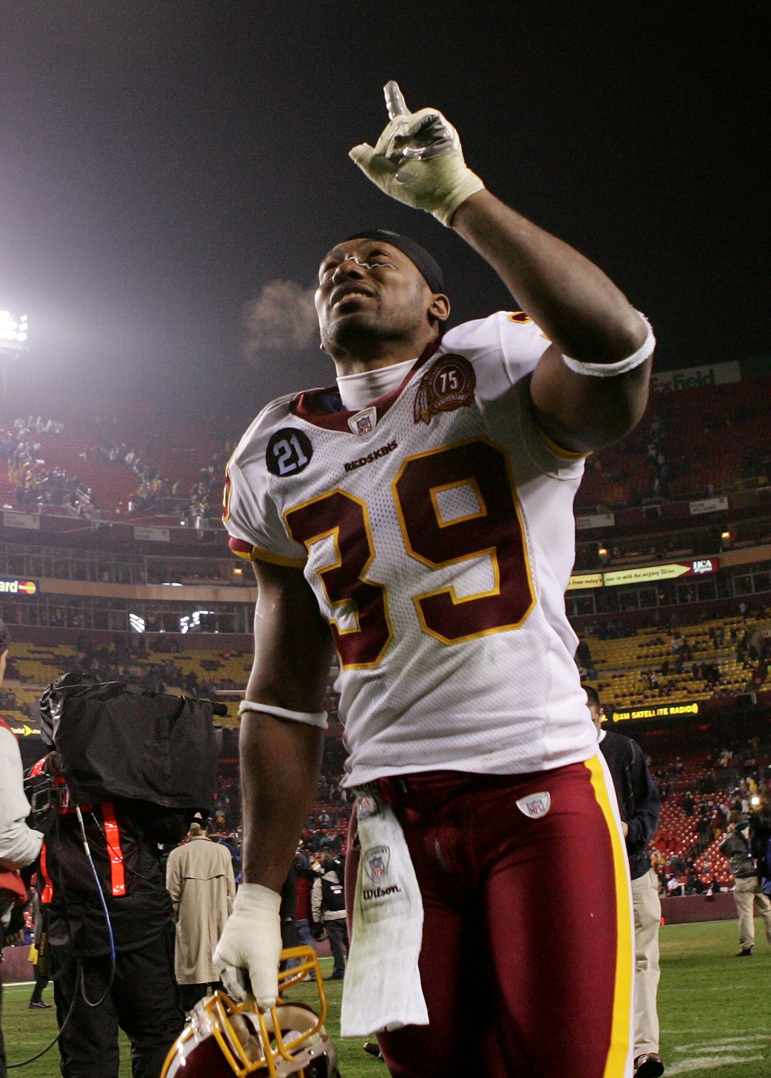 LANDOVER, MD - DECEMBER 30:  Vernon Fox #39 of the Washington Redskins celebrates the win against the Dallas Cowboys on December 30, 2007 at FedEx Field in Landover, Maryland.  (Photo by Nick Laham/Getty Images)