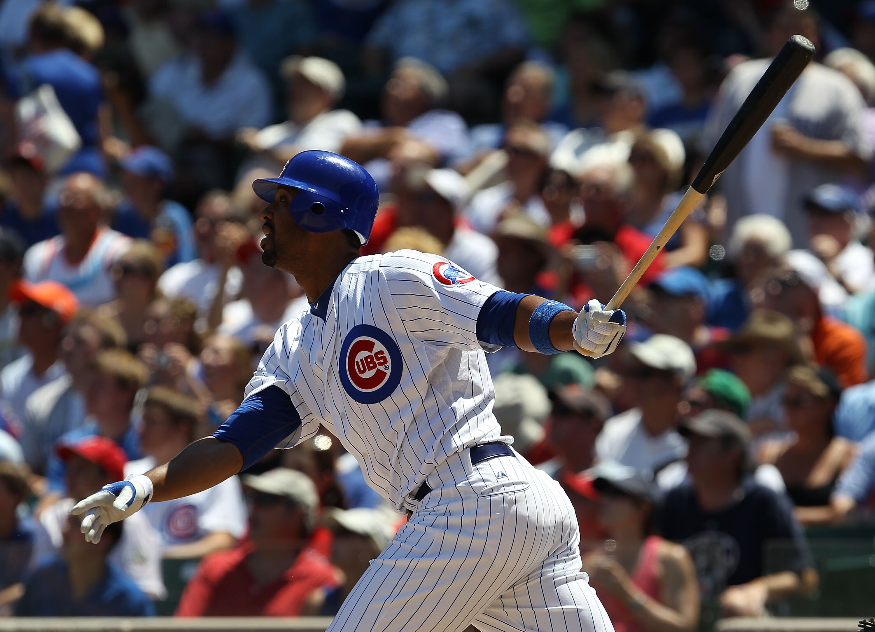 CHICAGO - JULY 16: Derrek Lee #25 of the Chicago Cubs takes a swing against the Philadelphia Phillies at Wrigley Field on July 16, 2010 in Chicago, Illinois. The Cubs defeated the Phillies 4-3. (Photo by Jonathan Daniel/Getty Images)