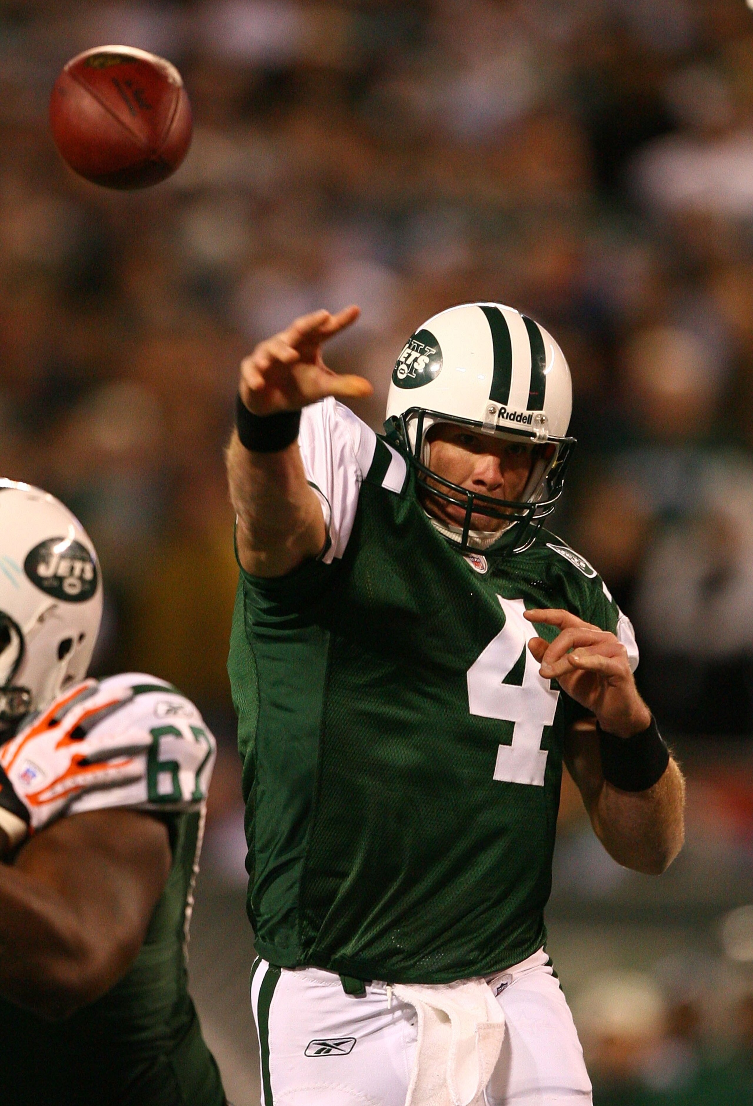 EAST RUTHERFORD, NJ - DECEMBER 28:  Brett Favre #4 of The New York Jets passes the ball against The Miami Dolphins during their game on December 28, 2008 at Giants Stadium in East Rutherford, New Jersey.  (Photo by Al Bello/Getty Images)