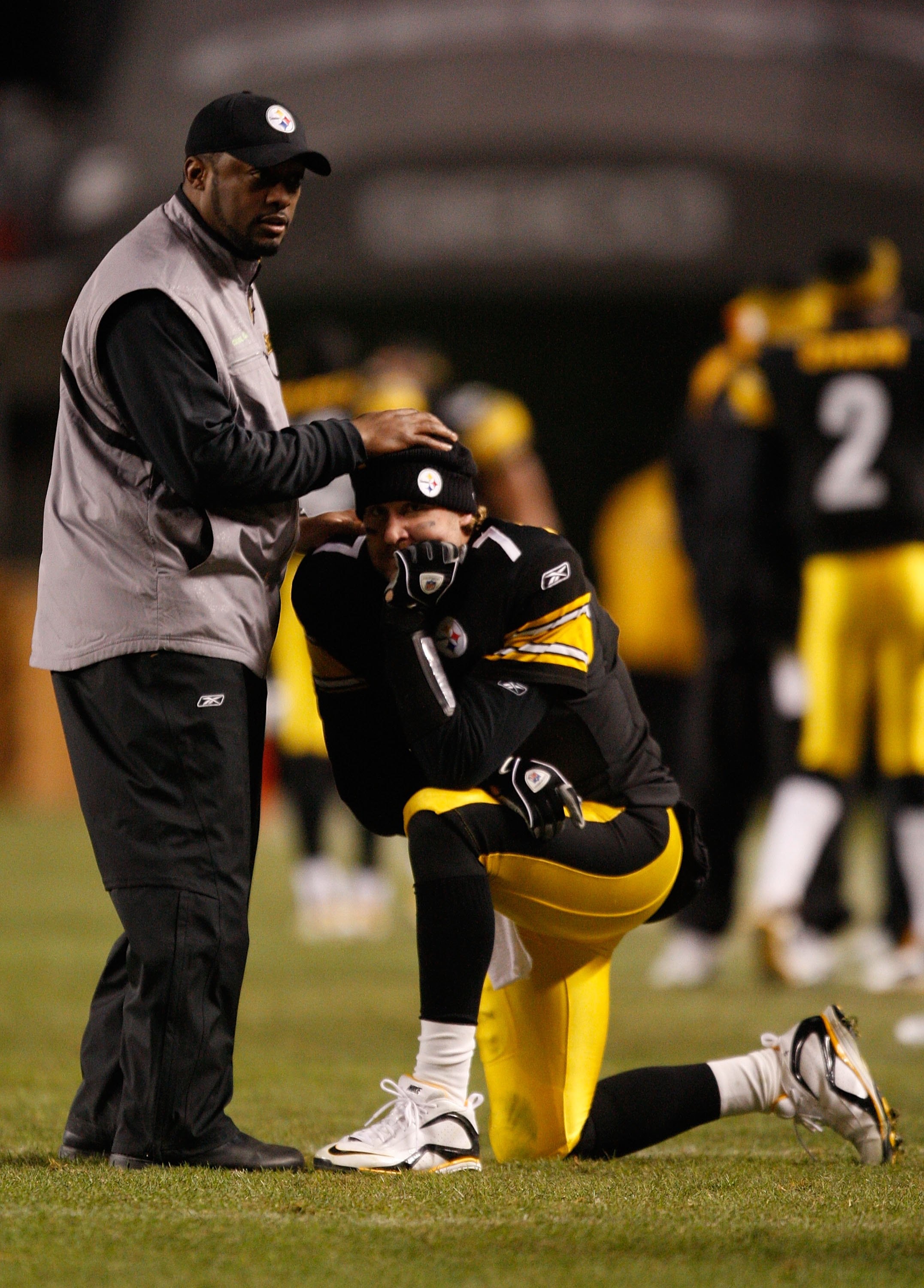 PITTSBURGH - DECEMBER 20:  Head coach Mike Tomlin talks with Ben Roethlisberger #7 of the Pittsburgh Steelers while waiting for the game winning touchdown call to be confirmed by instant replay during the game on December 20, 2009 at Heinz Field in Pittsb