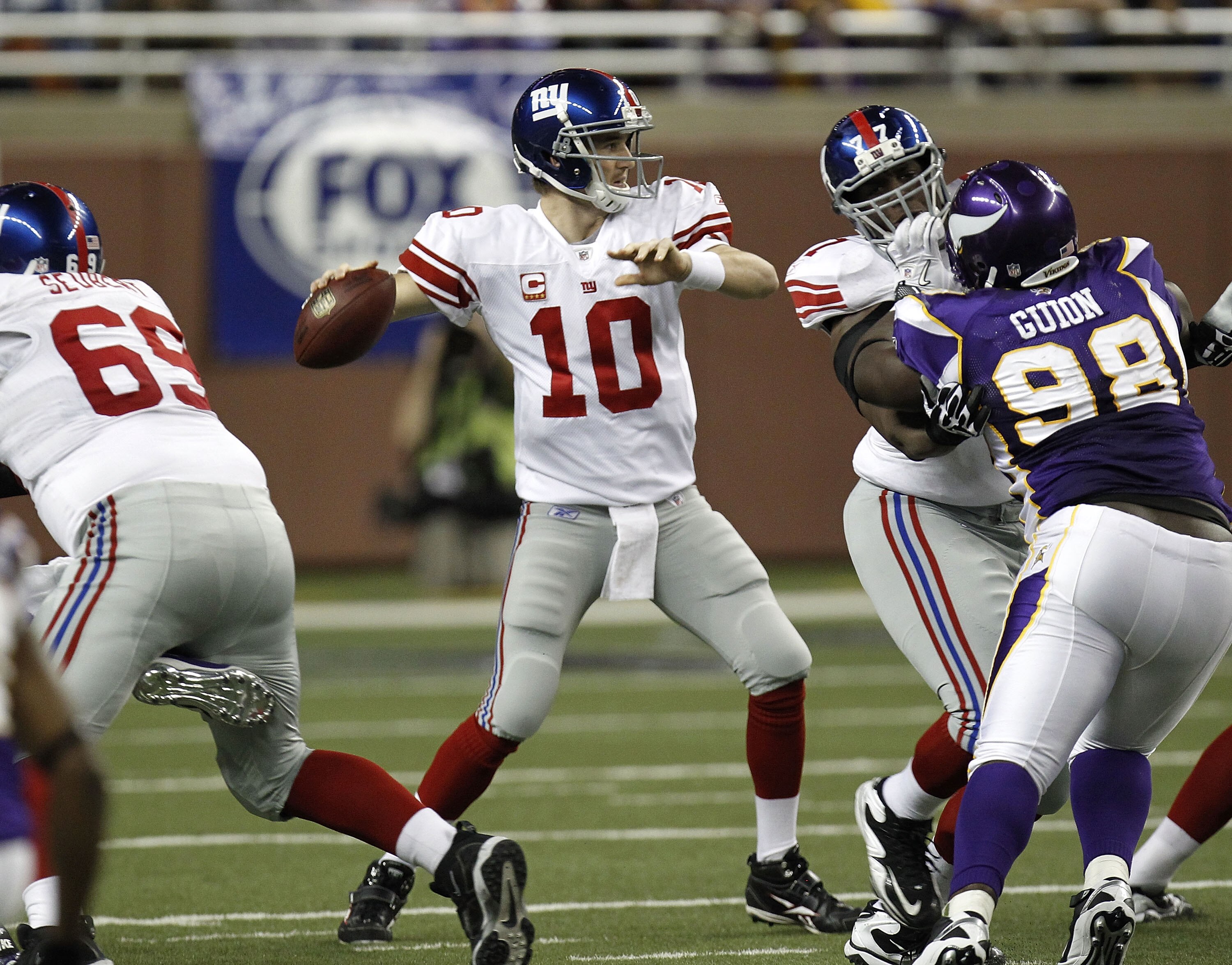 DETROIT, MI - DECEMBER 13:  Eli Manning #10 of the New York Giants throws a second quarter pass while playing the Minnesota Vikings at Ford Field on December 13, 2010 in Detroit, Michigan.  (Photo by Gregory Shamus/Getty Images)