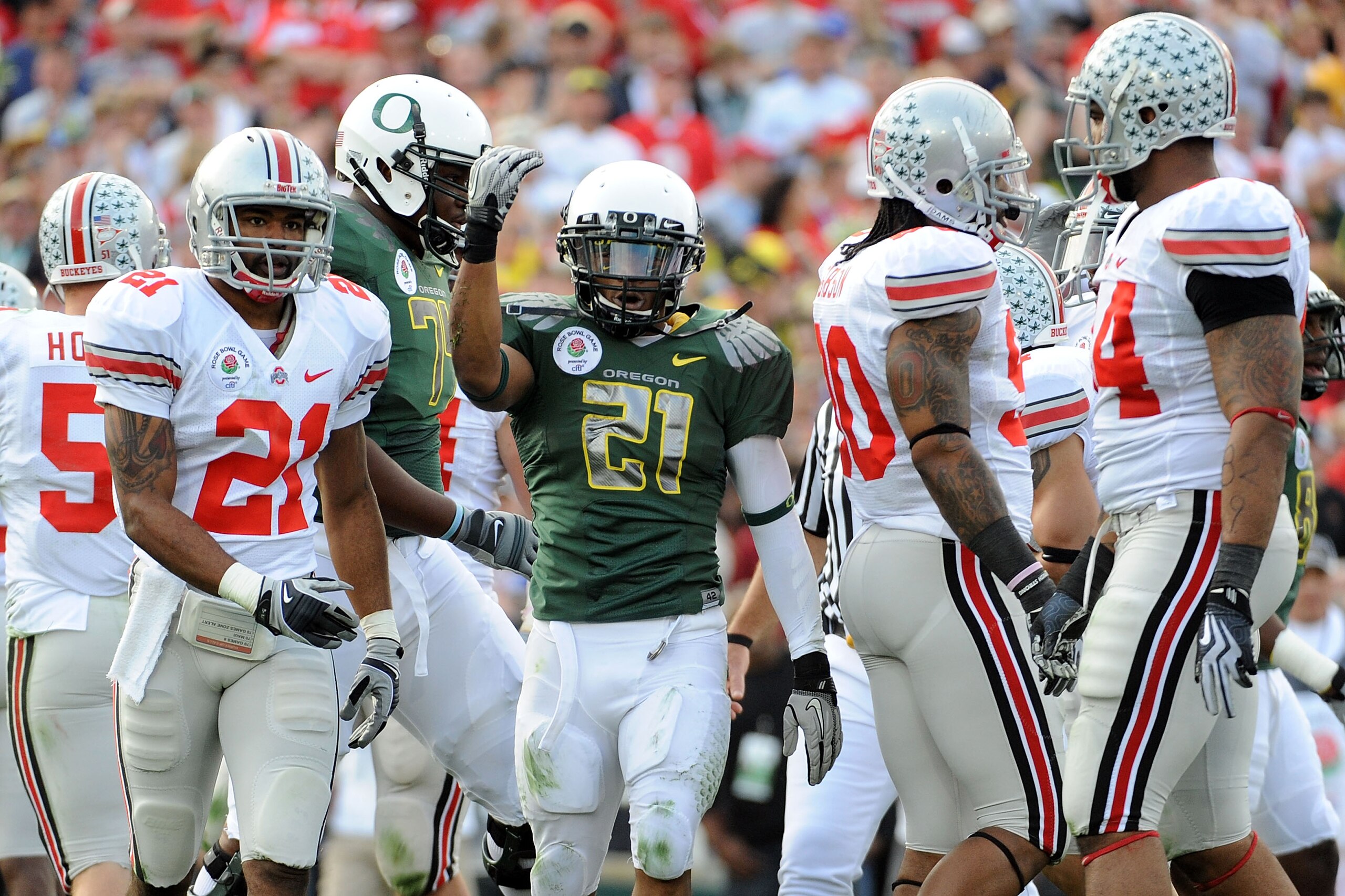 PASADENA, CA - JANUARY 01:  Running back LaMichael James #21 of the Oregon Ducks reacts to a play against the Ohio State Buckeyes at the 96th Rose Bowl game on January 1, 2010 in Pasadena, California.  (Photo by Harry How/Getty Images)