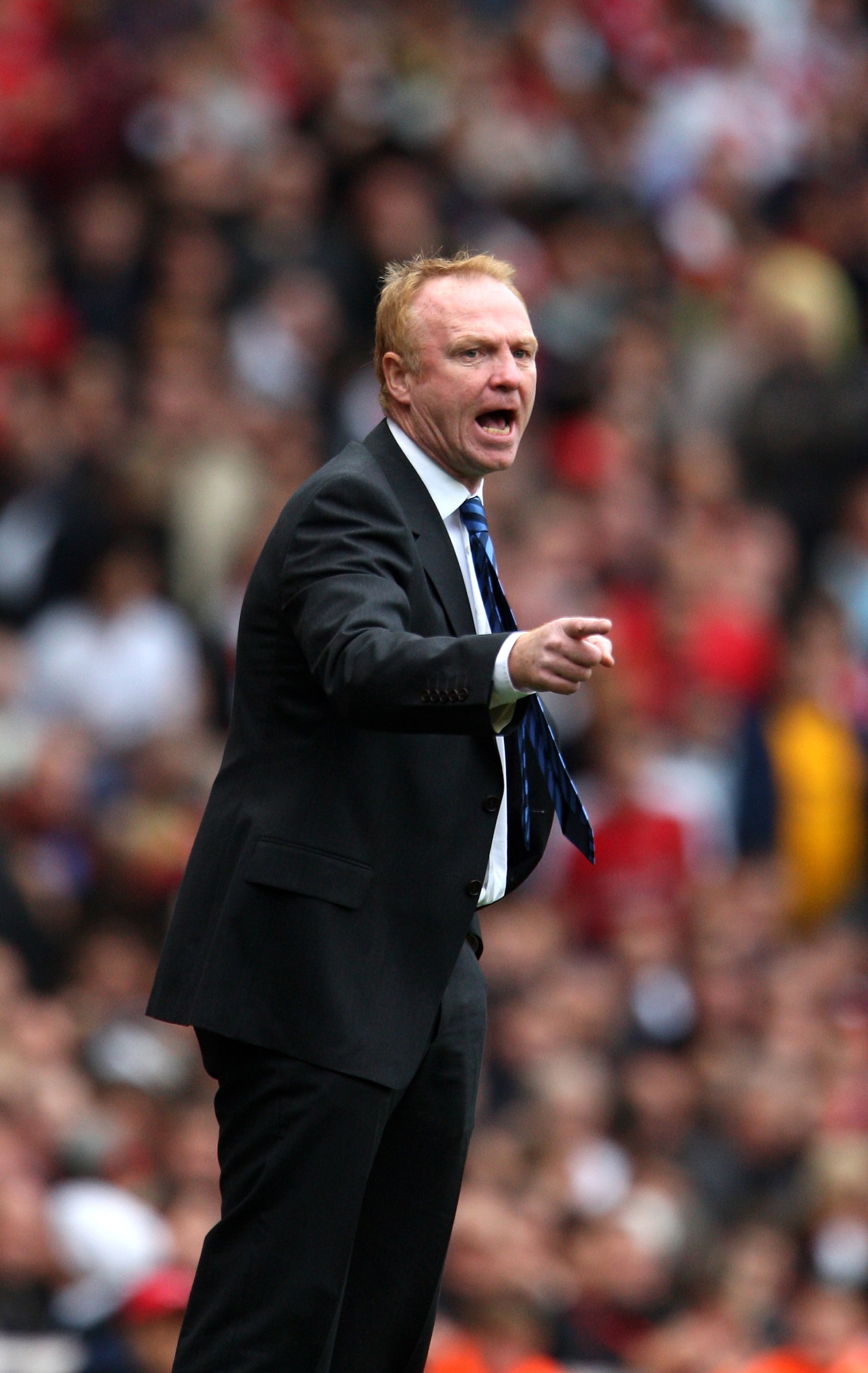 LONDON, ENGLAND - OCTOBER 17:  Alex McCleish, Manager of Birmingham City, gestures during the Barclays Premier League match between Arsenal and Birmingham City at Emirates Stadium on October 17, 2009 in London, England.  (Photo by Phil Cole/Getty Images)