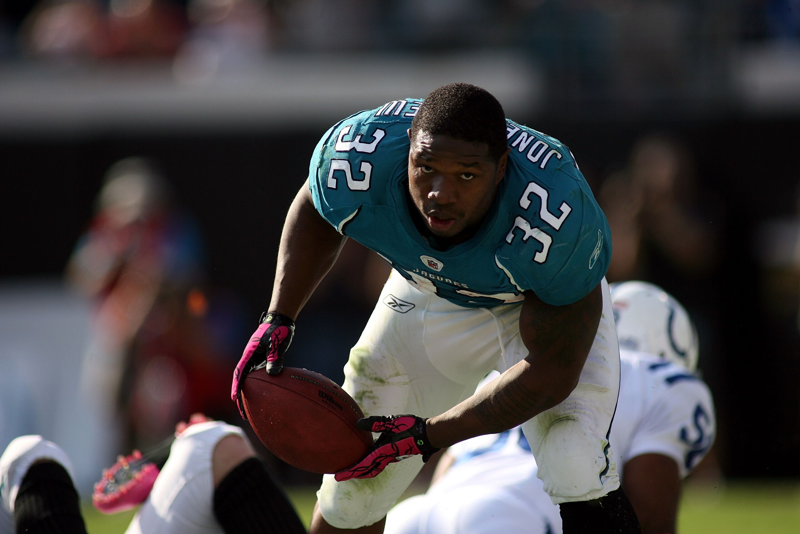 JACKSONVILLE, FL - OCTOBER 03:  Running back Maurice Jones-Drew #32 of the Jacksonville Jaguars scores a touchdown with no helmut against the Indianapolis Colts at EverBank Field on October 3, 2010 in Jacksonville, Florida. The Jaguars won 31-28.  (Photo