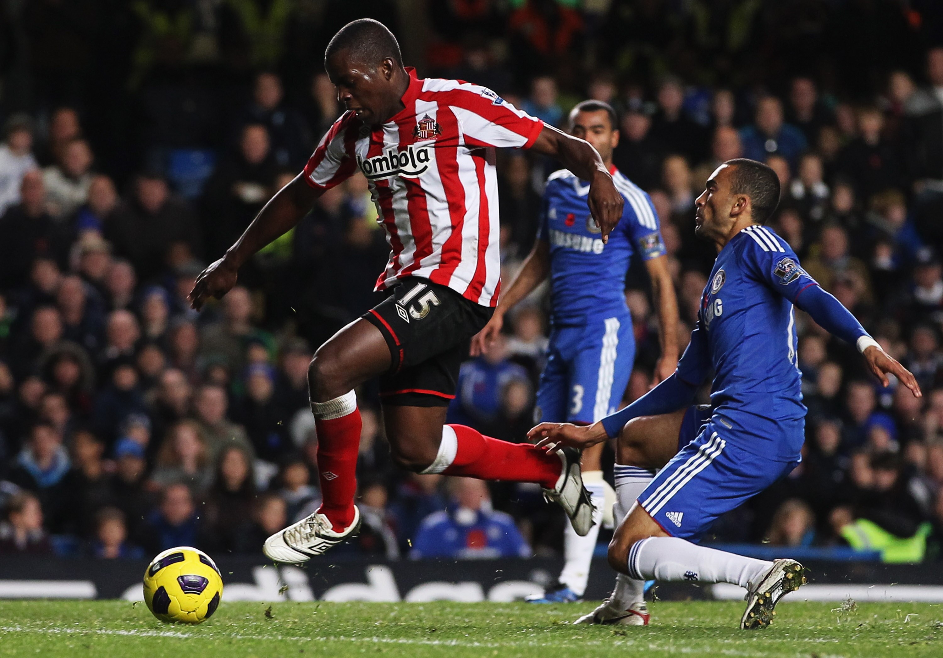 LONDON, ENGLAND - NOVEMBER 14: Nedum Onuoha of Sunderland evades Jose Bosingwa as he breaks through to score their first goal during the Barclays Premier League match between Chelsea and Sunderland at Stamford Bridge on November 14, 2010 in London, Engla LONDON, ENGLAND - NOVEMBER 14: Nedum Onuoha of Sunderland evades Jose Bosingwa as he breaks through to score their first goal during the Barclays Premier League match between Chelsea and Sunderland at Stamford Bridge on November 14, 2010 in London, Engla