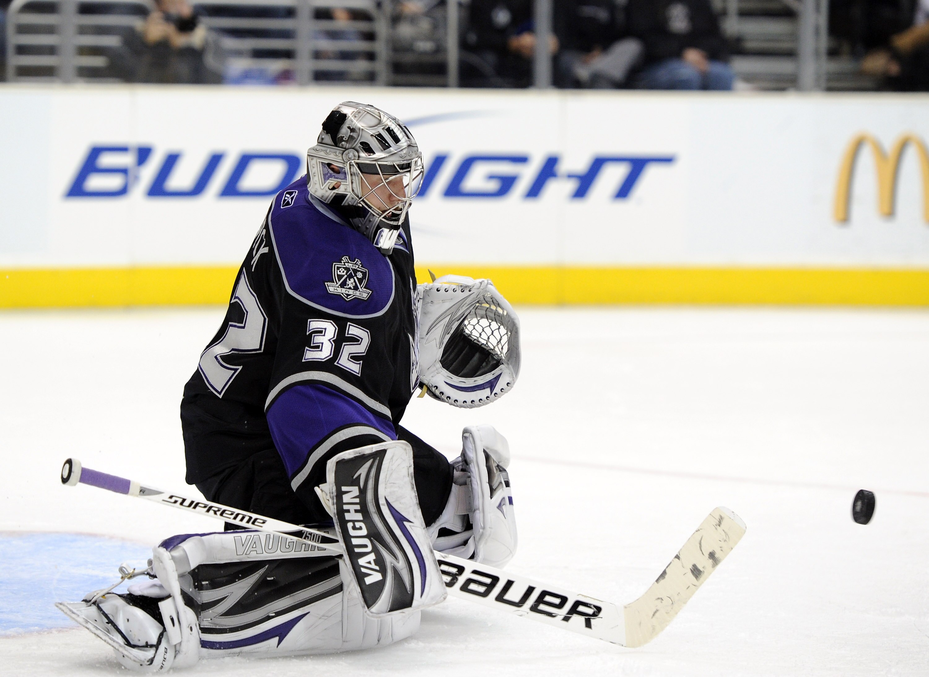 LOS ANGELES, CA - DECEMBER 09: Jonathan Quick #32 of the Los Angeles Kings makes a save during the third period in a 2-1 win over the Calgary Flames at the Staples Center on December 9, 2010 in Los Angeles, California.  (Photo by Harry How/Getty Images)