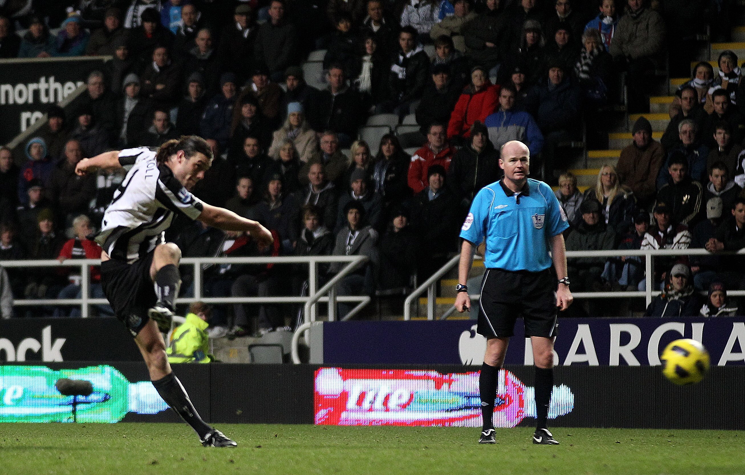 NEWCASTLE, UNITED KINGDOM - DECEMBER 11: Andy Carroll of Newcastle United scores his team's third goal during the Barclays Premier League match between Newcastle United and Liverpool at St James' Park on December 11, 2010 in Newcastle, England. (Photo by NEWCASTLE, UNITED KINGDOM - DECEMBER 11: Andy Carroll of Newcastle United scores his team's third goal during the Barclays Premier League match between Newcastle United and Liverpool at St James' Park on December 11, 2010 in Newcastle, England. (Photo by