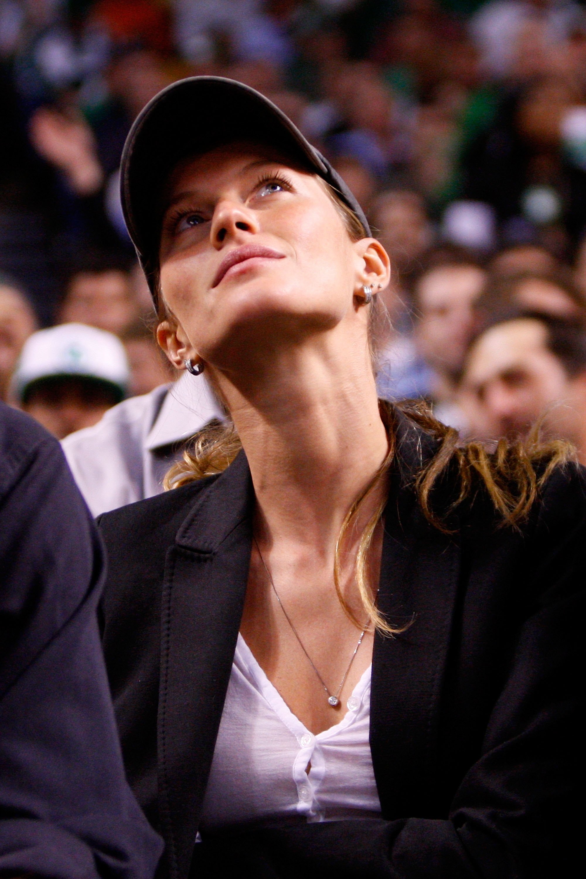 BOSTON - MAY 22:  Gisele Bundchen watches as the Detroit Pistons play against the Boston Celtics during Game Two of the 2008 NBA Eastern Conference finals at the TD Banknorth Garden on May 22, 2008 in Boston, Massachusetts. NOTE TO USER: User expressly ac
