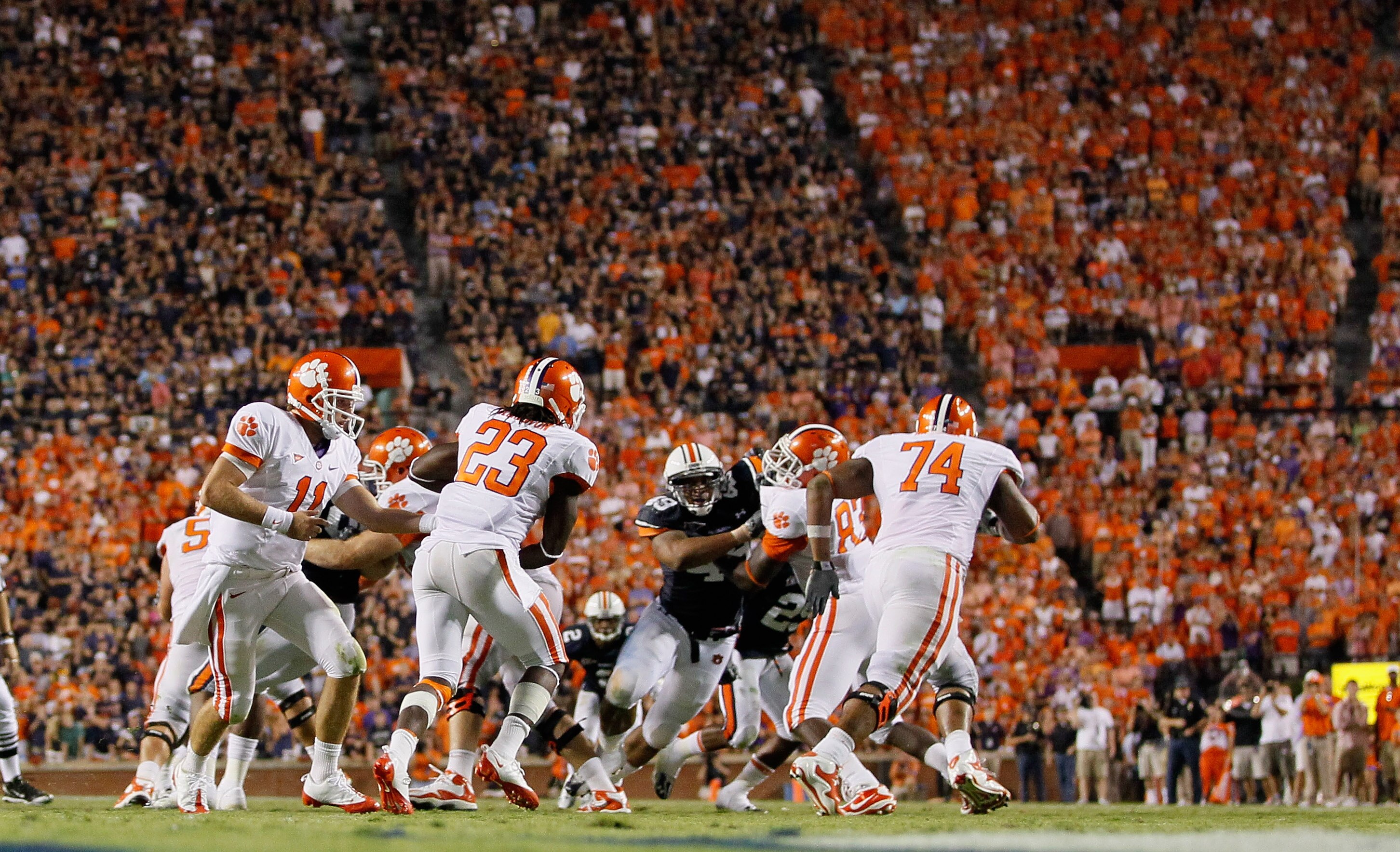 AUBURN, AL - SEPTEMBER 18:  Quarterback Kyle Parker #11, Andre Ellington #23 and the offense of the Clemson Tigers against the Auburn Tigers at Jordan-Hare Stadium on September 18, 2010 in Auburn, Alabama.  (Photo by Kevin C. Cox/Getty Images)