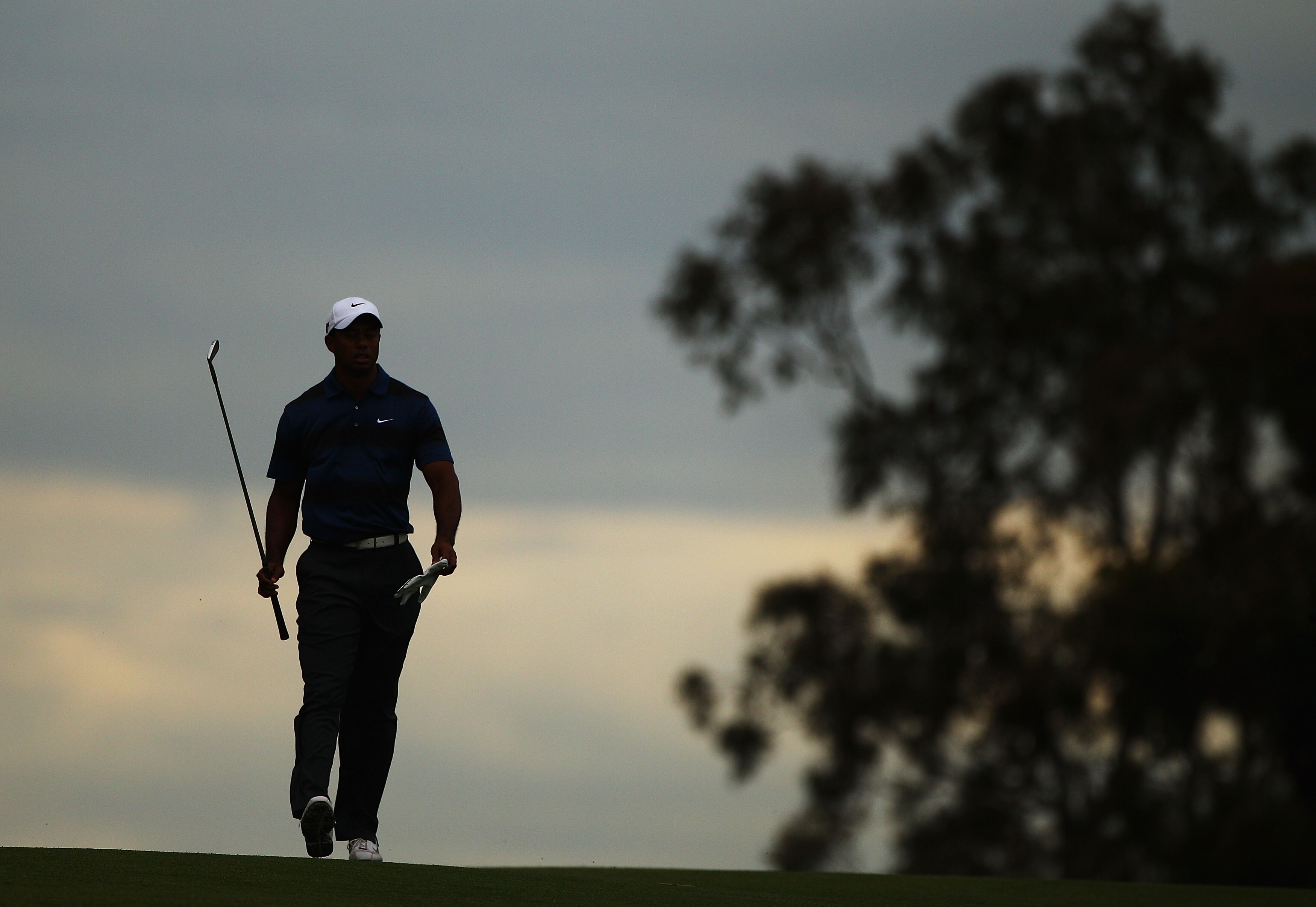 MELBOURNE, AUSTRALIA - NOVEMBER 12:  Tiger Woods of the USA walks up the18th fairway during day two of the Australian Masters at The Victoria Golf Club on November 12, 2010 in Melbourne, Australia.  (Photo by Ryan Pierse/Getty Images)