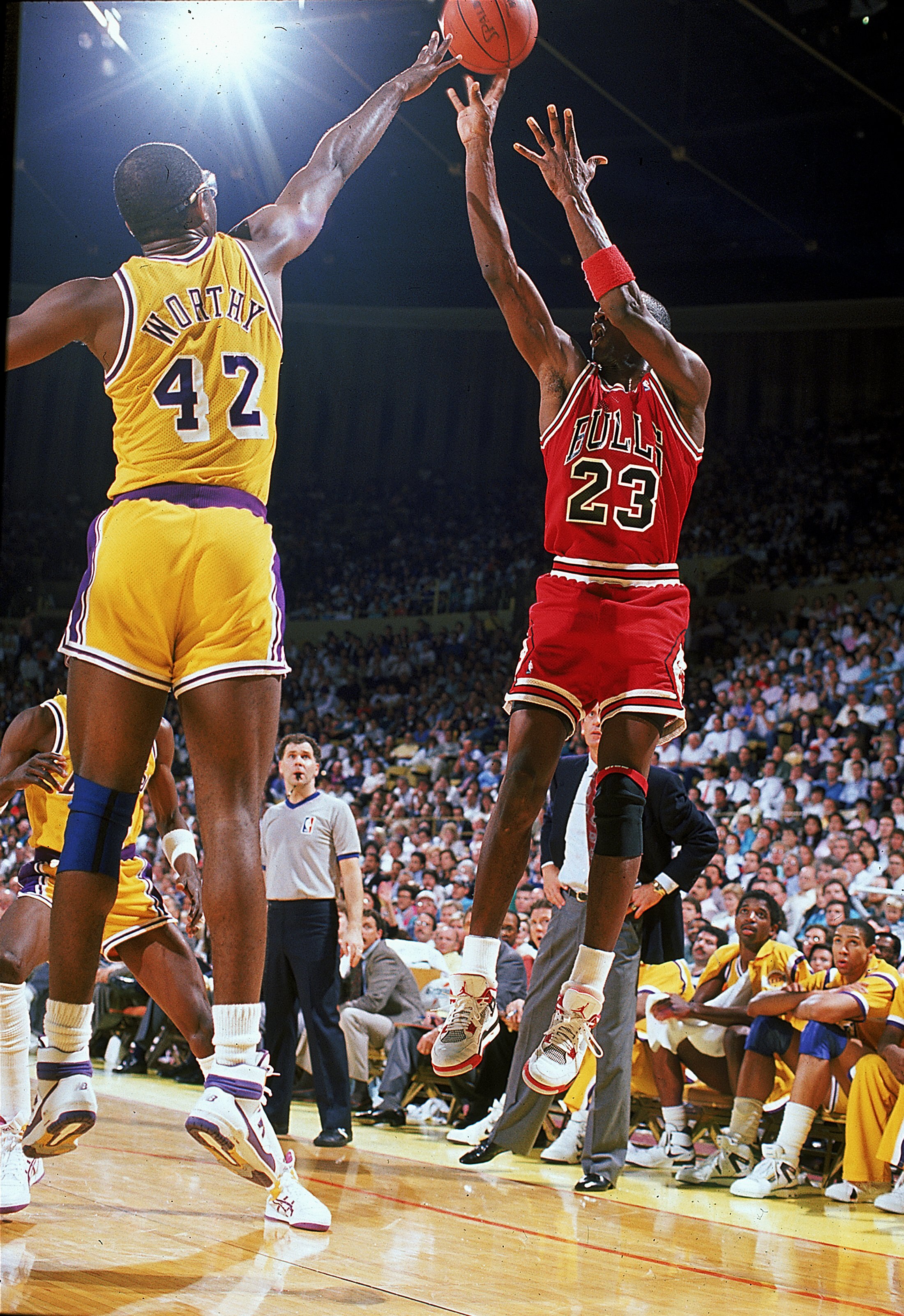 1989:  Michael Jordan #23 of the Chicago Bulls jumps to shoot the ball during the game against the Los Angeles Lakers.   Mandatory Credit: Mike Powell  /Allsport