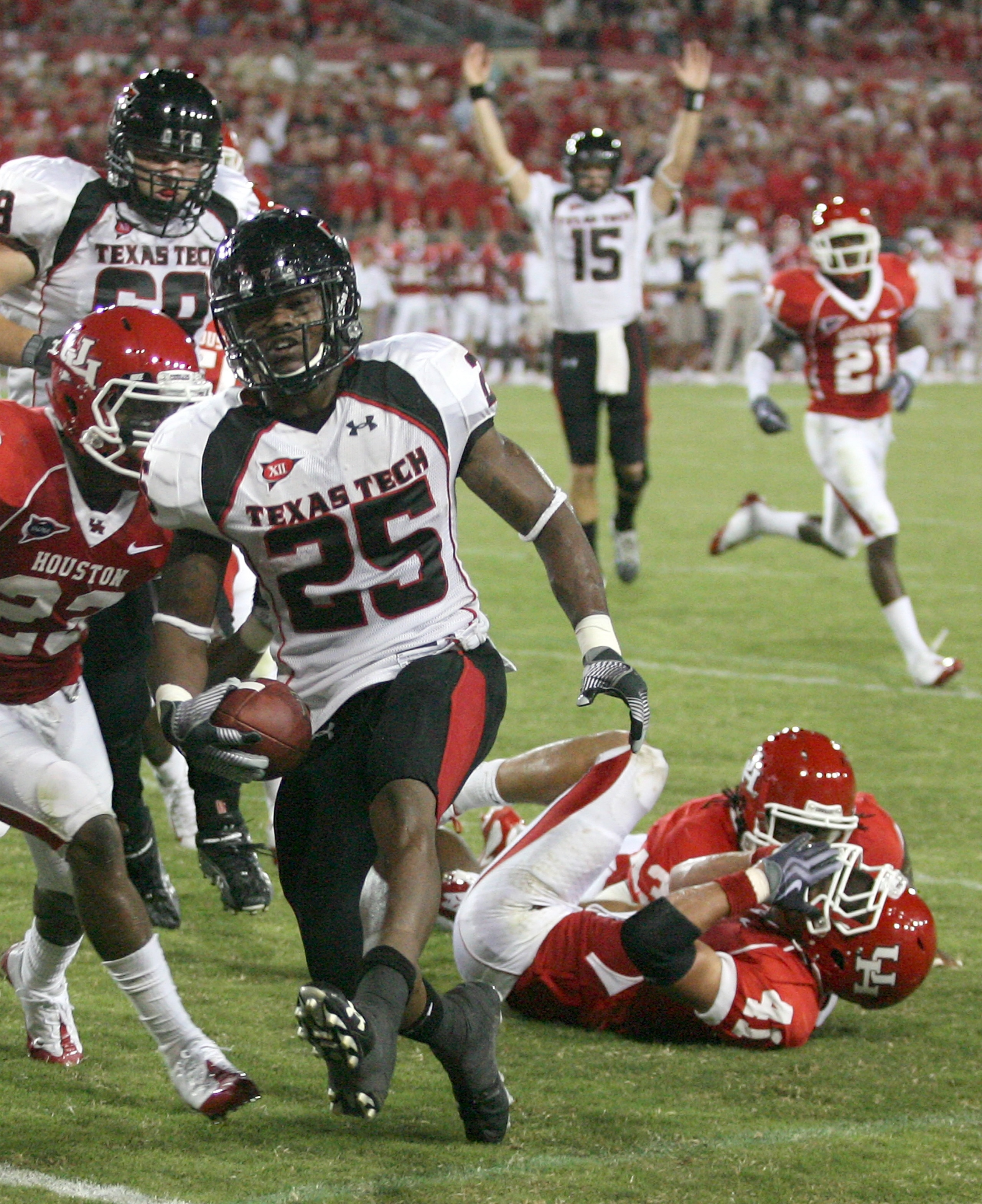 HOUSTON - SEPTEMBER 26:  Running back Baron Batch #25 of the Texas Tech Red Raiders rushes for a touchdown against the Houston Cougars at Robertson Stadium on September 26, 2009 in Houston, Texas.  (Photo by Thomas B. Shea/Getty Images)