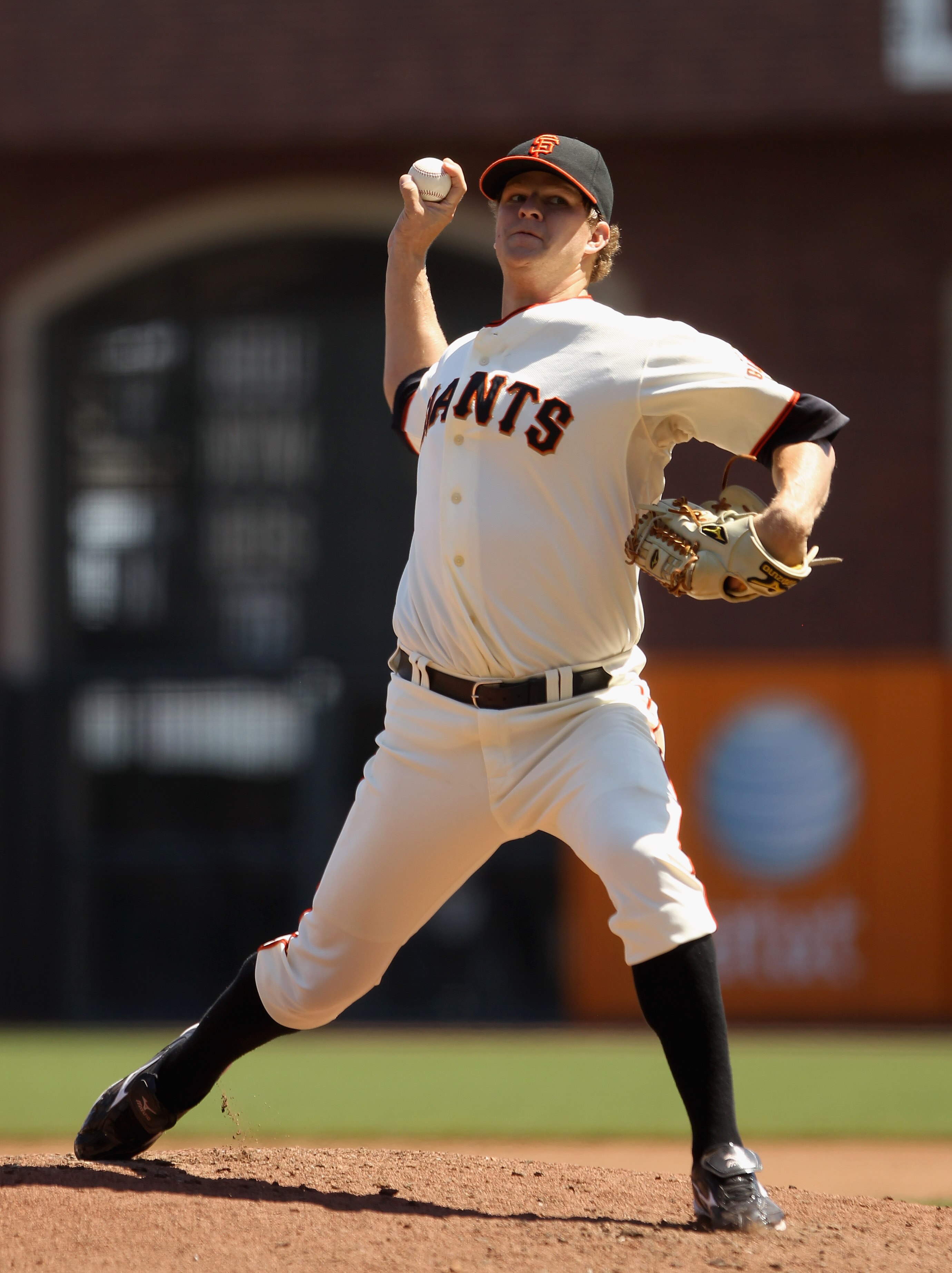 SAN FRANCISCO - AUGUST 29:  Matt Cain #18 of the San Francisco Giants pitches against the Arizona Diamondbacks at AT&T Park on August 29, 2010 in San Francisco, California.  (Photo by Ezra Shaw/Getty Images)