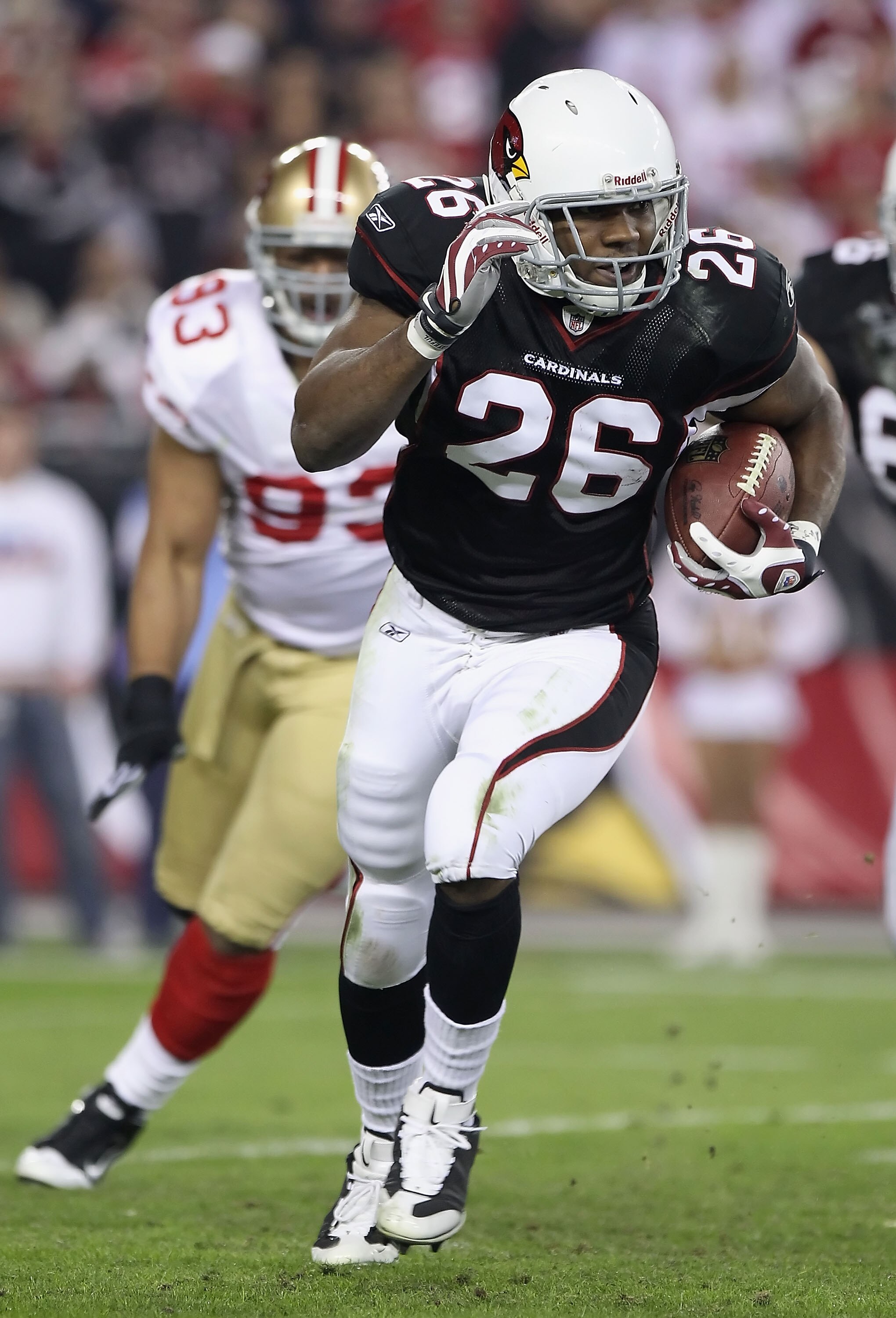 GLENDALE, AZ - NOVEMBER 29:  Runningback Beanie Wells #26 of the Arizona Cardinals rushes the football against the San Francisco 49ers during the second quarter of the NFL game at the University of Phoenix Stadium on November 29, 2010 in Glendale, Arizona