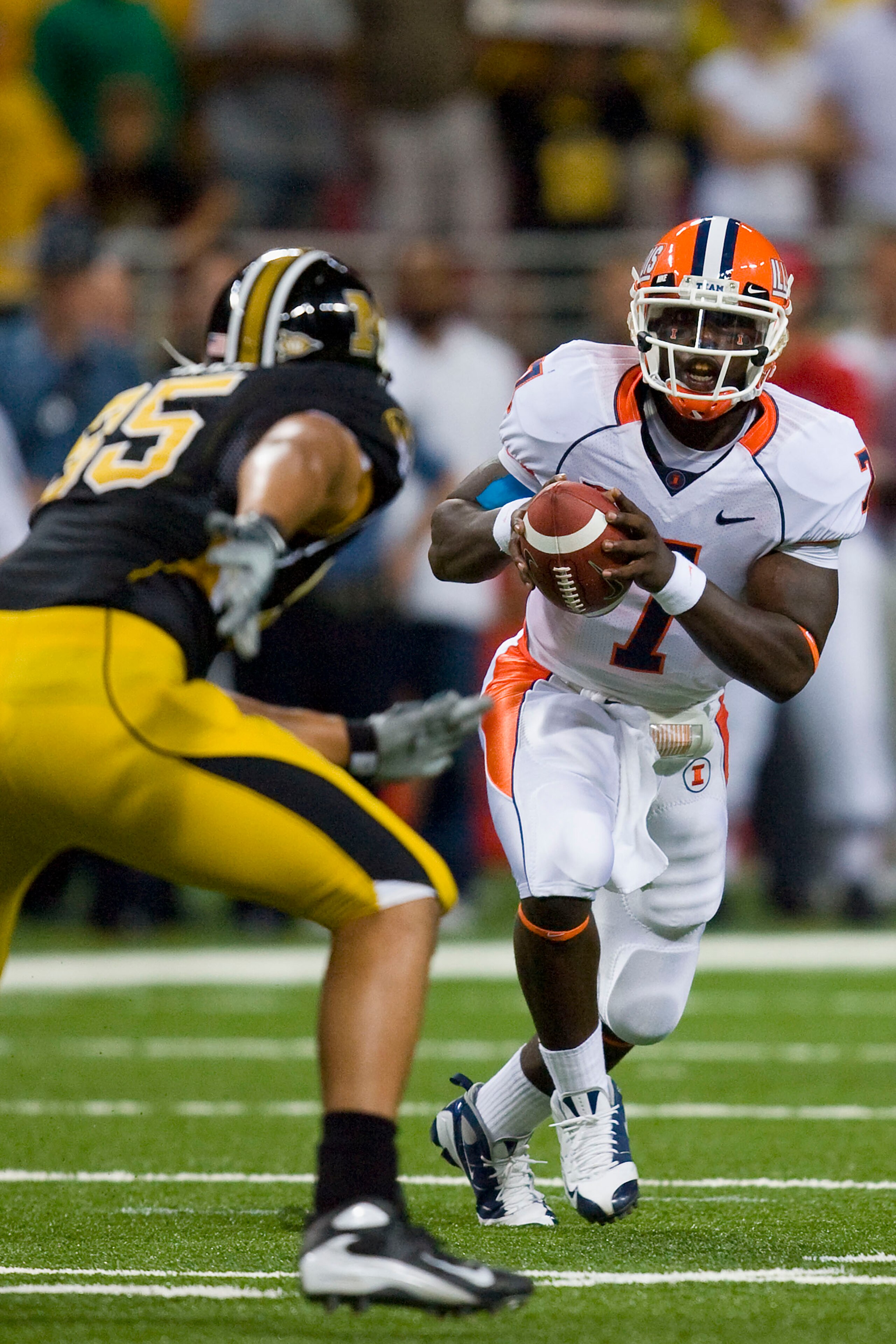 ST. LOUIS, MO - AUGUST 30: Juice Williams #7 of the University of Illinois Fighting Illini looks to get past Grant Ressel #95 of the University of Missouri Tigers during the State Farm Arch Rivalry game at the Edward Jones Dome on August 30, 2008 in St. L ST. LOUIS, MO - AUGUST 30: Juice Williams #7 of the University of Illinois Fighting Illini looks to get past Grant Ressel #95 of the University of Missouri Tigers during the State Farm Arch Rivalry game at the Edward Jones Dome on August 30, 2008 in St. L
