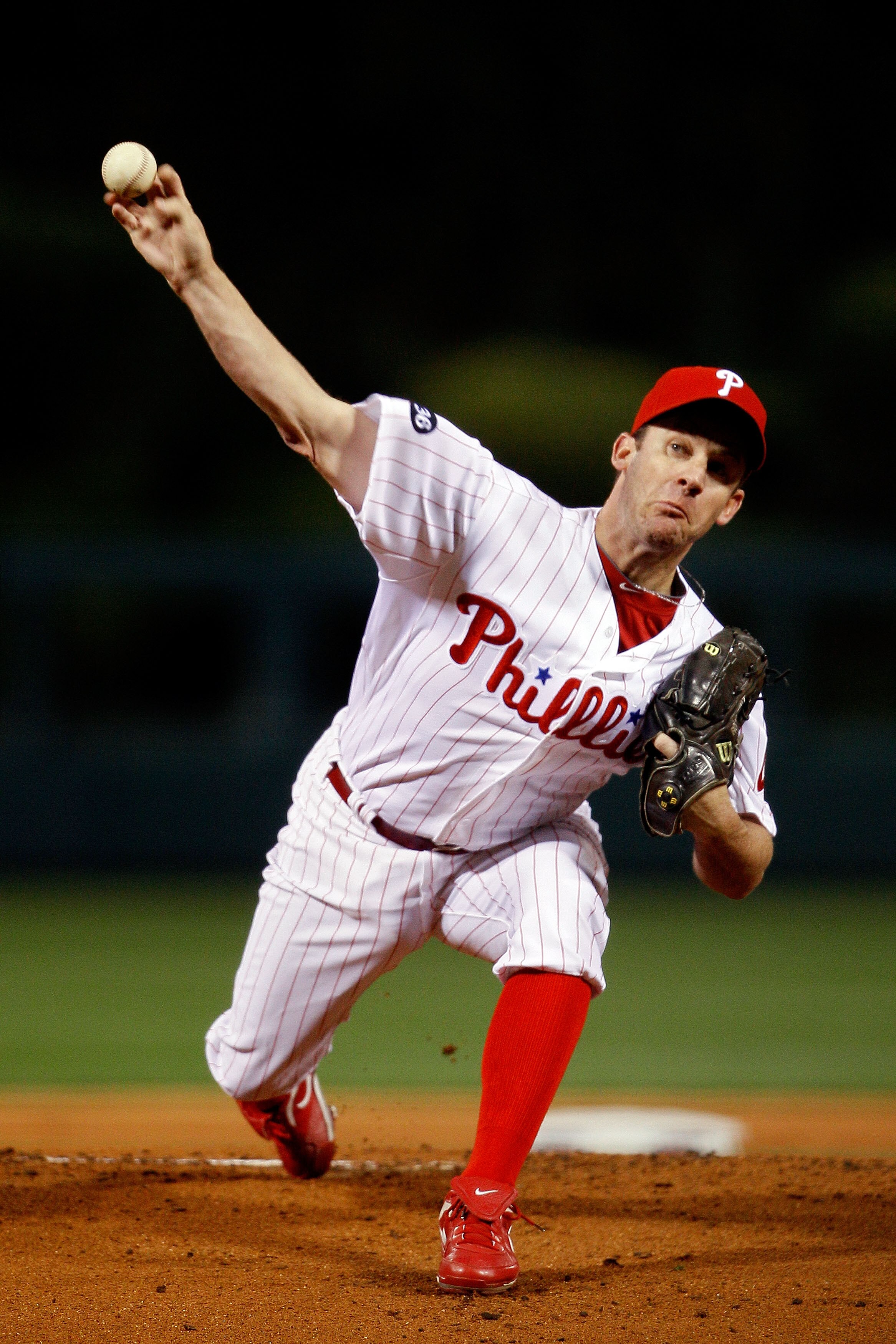 PHILADELPHIA - OCTOBER 23:  Roy Oswalt #44 of the Philadelphia Phillies pitches against the San Francisco Giants in Game Six of the NLCS during the 2010 MLB Playoffs at Citizens Bank Park on October 23, 2010 in Philadelphia, Pennsylvania.  (Photo by Pool/