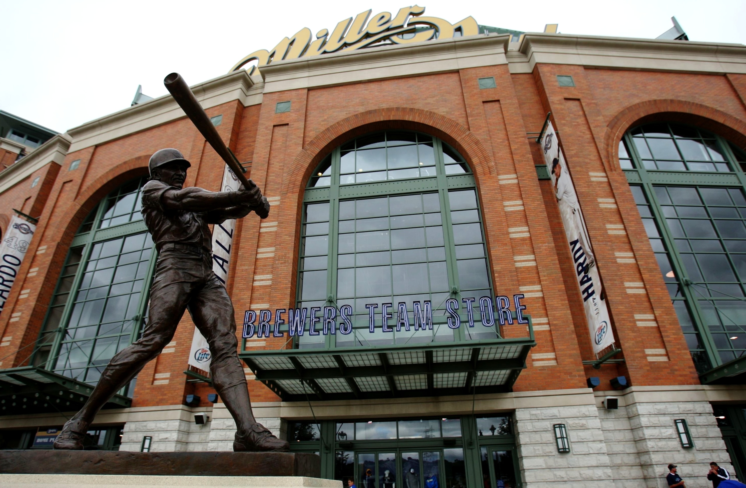 MILWAUKEE - JULY 1:   A statue of Robin Yount statue stands outside Miller Park before a game between the New York Mets and the Milwaukee Brewers July 1, 2009 at Miller Park in Milwaukee, Wisconsin.  (Photo by Jonathan Daniel/Getty Images)