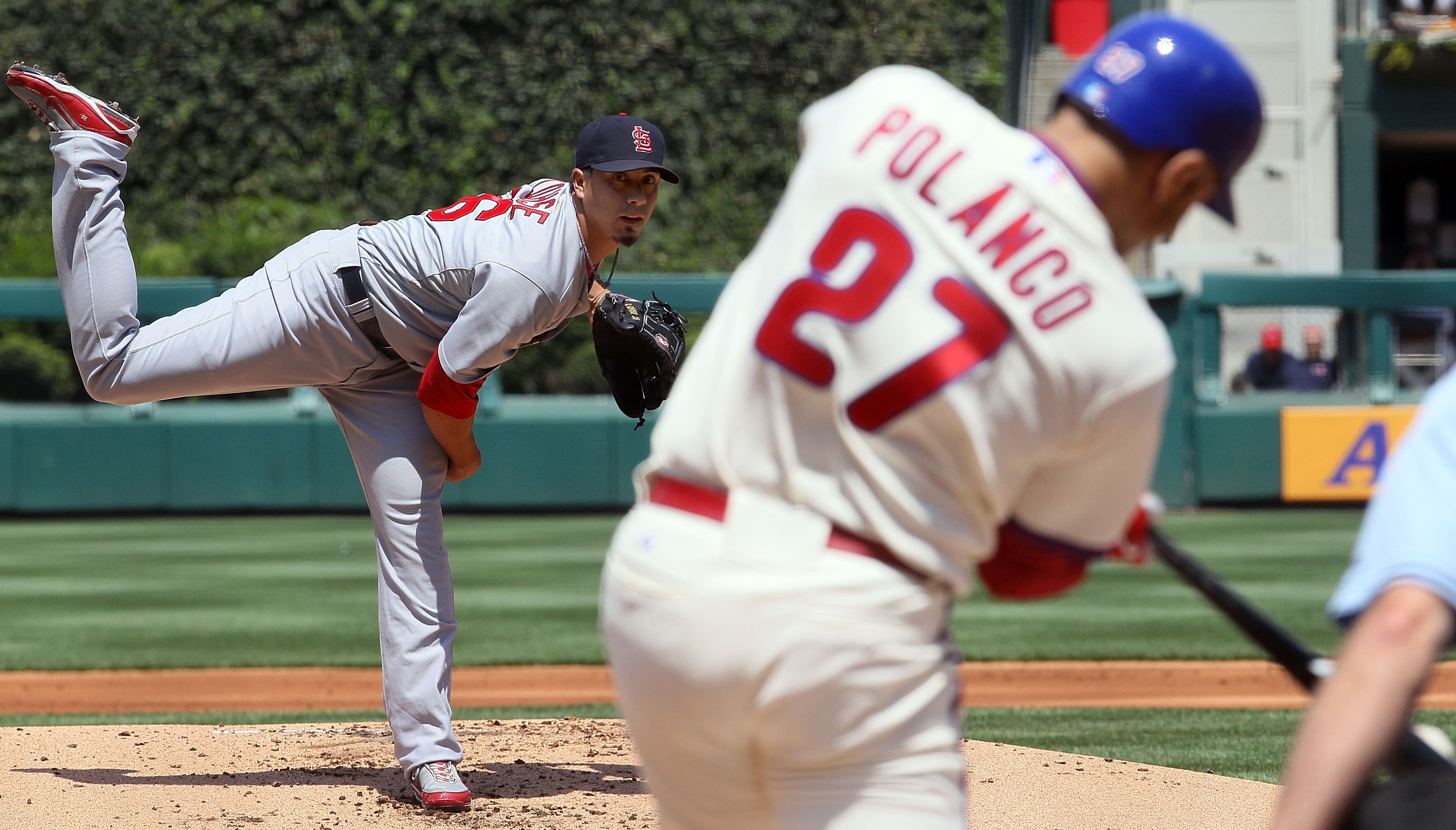 PHILADELPHIA - MAY 06:  Kyle Lohse #26 of the St. Louis Cardinals delivers a pitch to Placido Polanco #27 of the Philadelphia Phillies at Citizens Bank Park on May 6, 2010 in Philadelphia, Pennsylvania.  (Photo by Jim McIsaac/Getty Images)
