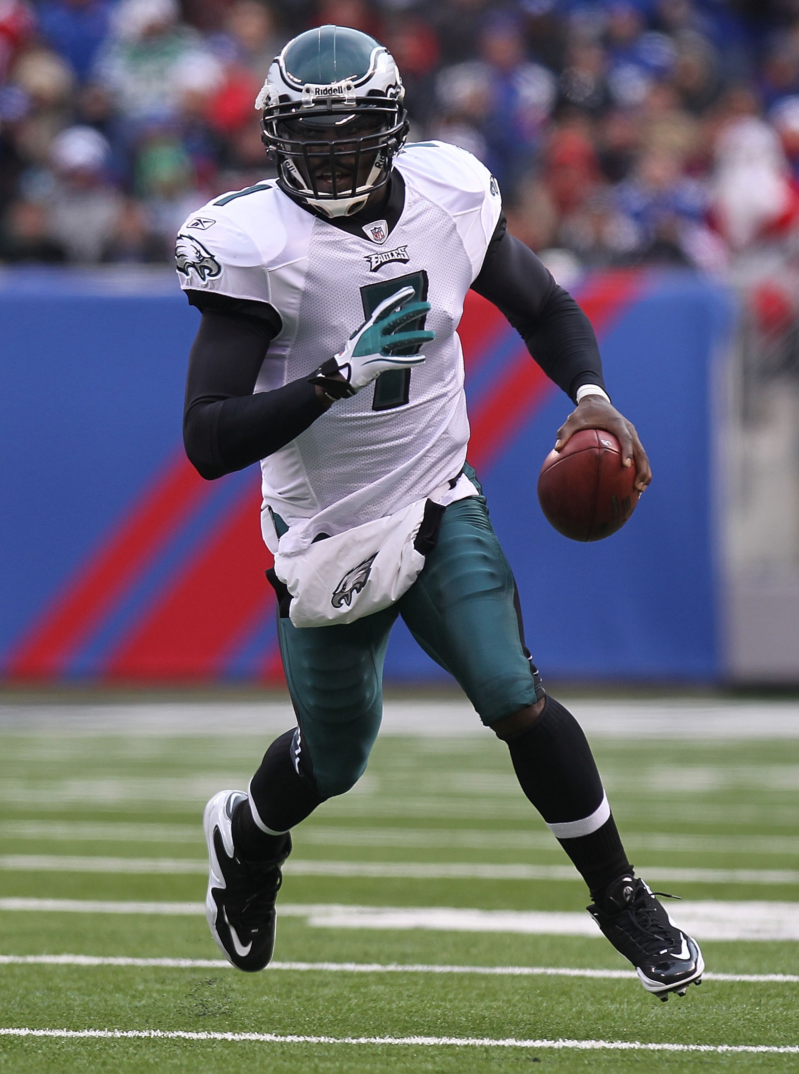 EAST RUTHERFORD, NJ - DECEMBER 19: Michael Vick #7 of the Philadelphia Eagles rushes against the New York Giants at New Meadowlands Stadium on December 19, 2010 in East Rutherford, New Jersey.  (Photo by Nick Laham/Getty Images)