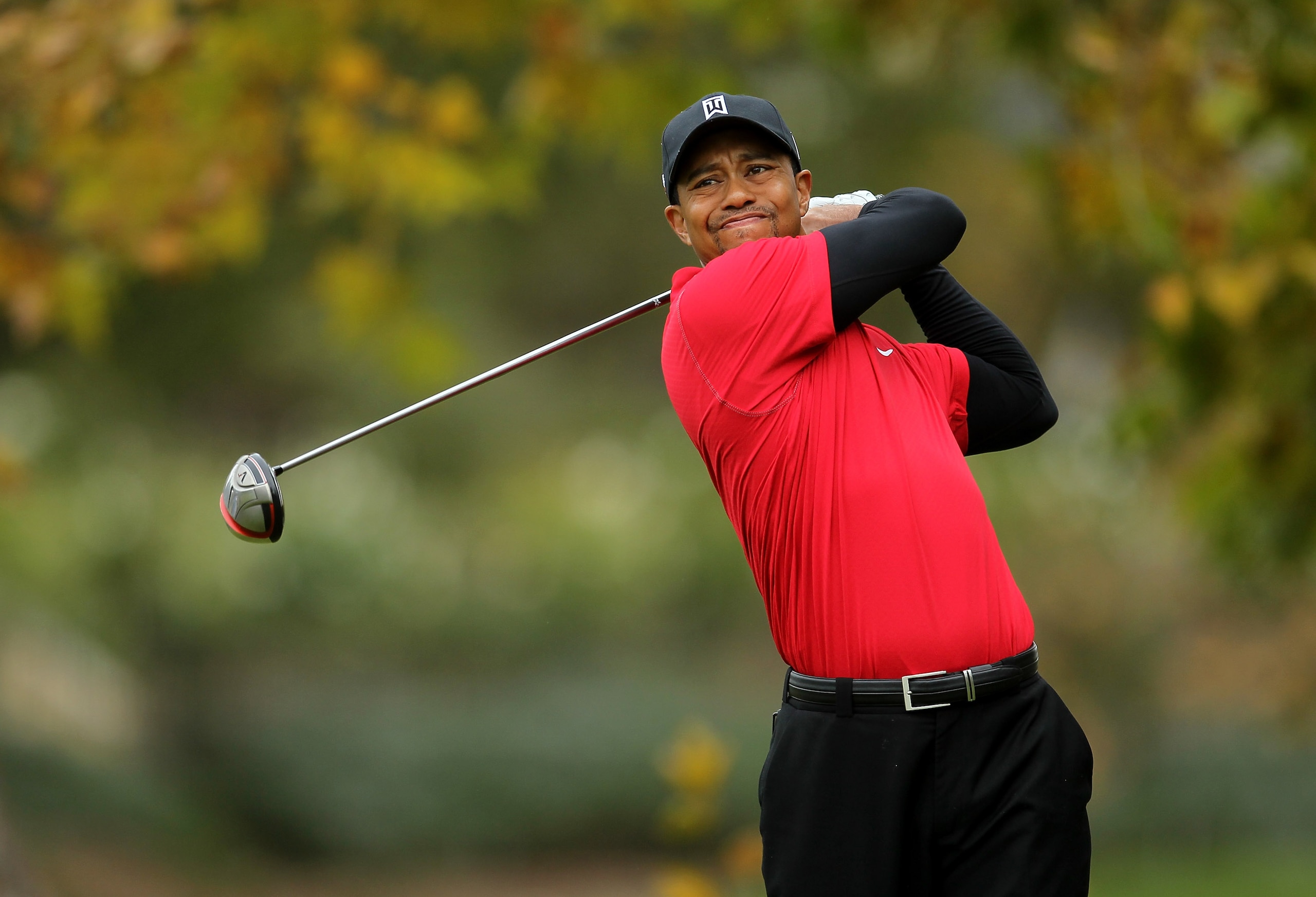 THOUSAND OAKS, CA - DECEMBER 05:  Tiger Woods hits his tee shot on the fifth hole during the final round of the Chevron World Challenge at Sherwood Country Club on December 5, 2010 in Thousand Oaks, California.  (Photo by Stephen Dunn/Getty Images)