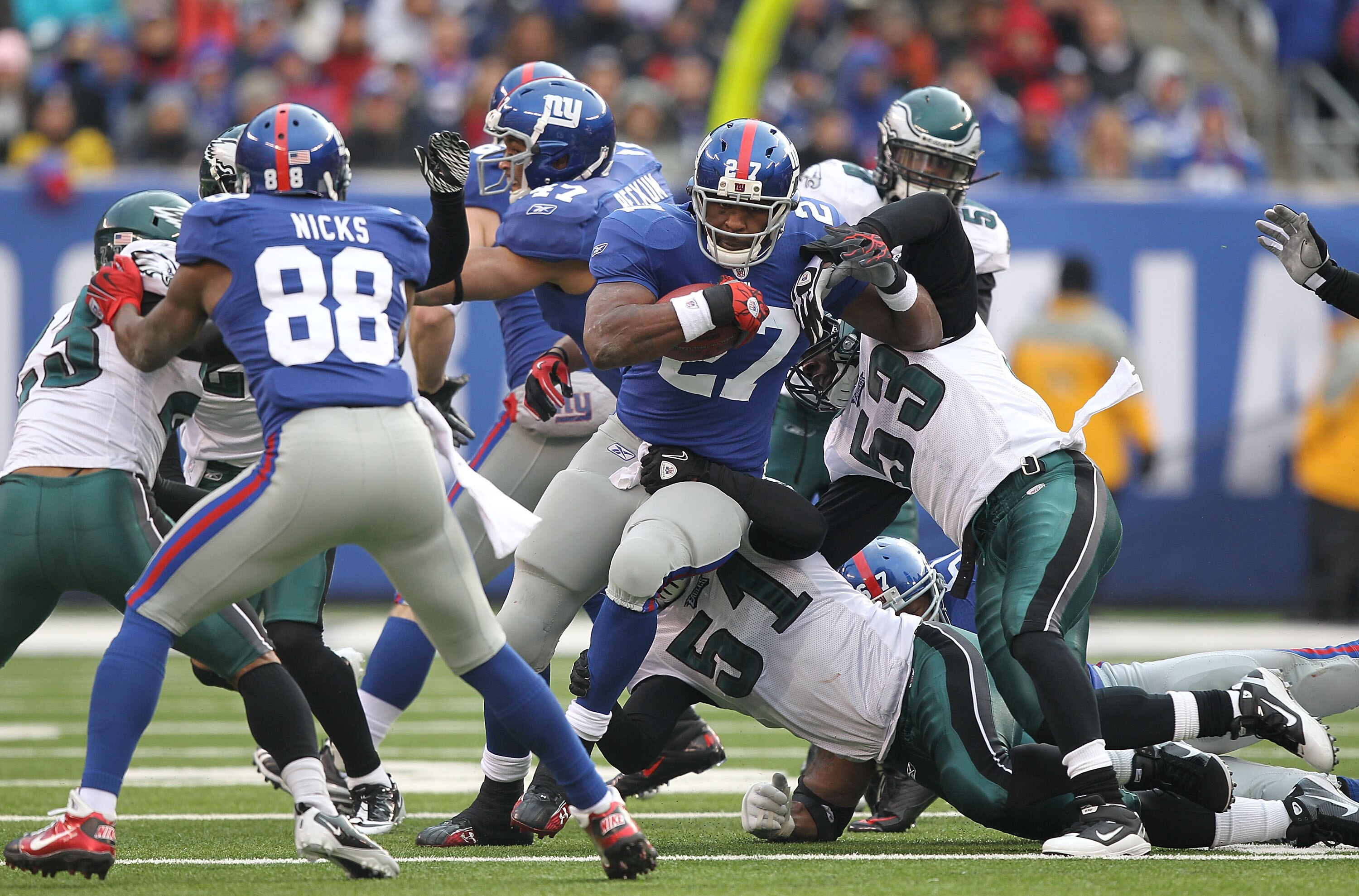 EAST RUTHERFORD, NJ - DECEMBER 19:  Brandon Jacobs #27 of the New York Giants runs with the ball against  the Philadelphia Eagles during their game on December 19, 2010 at The New Meadowlands Stadium in East Rutherford, New Jersey.  (Photo by Al Bello/Get