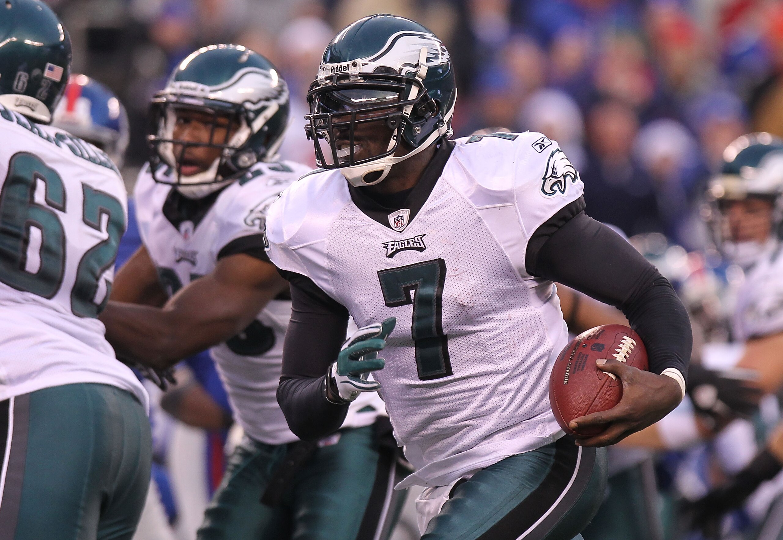 EAST RUTHERFORD, NJ - DECEMBER 19:  Michael Vick #7 of the Philadelphia Eagles rushes for a touchdown against the New York Giants at New Meadowlands Stadium on December 19, 2010 in East Rutherford, New Jersey.  (Photo by Nick Laham/Getty Images)