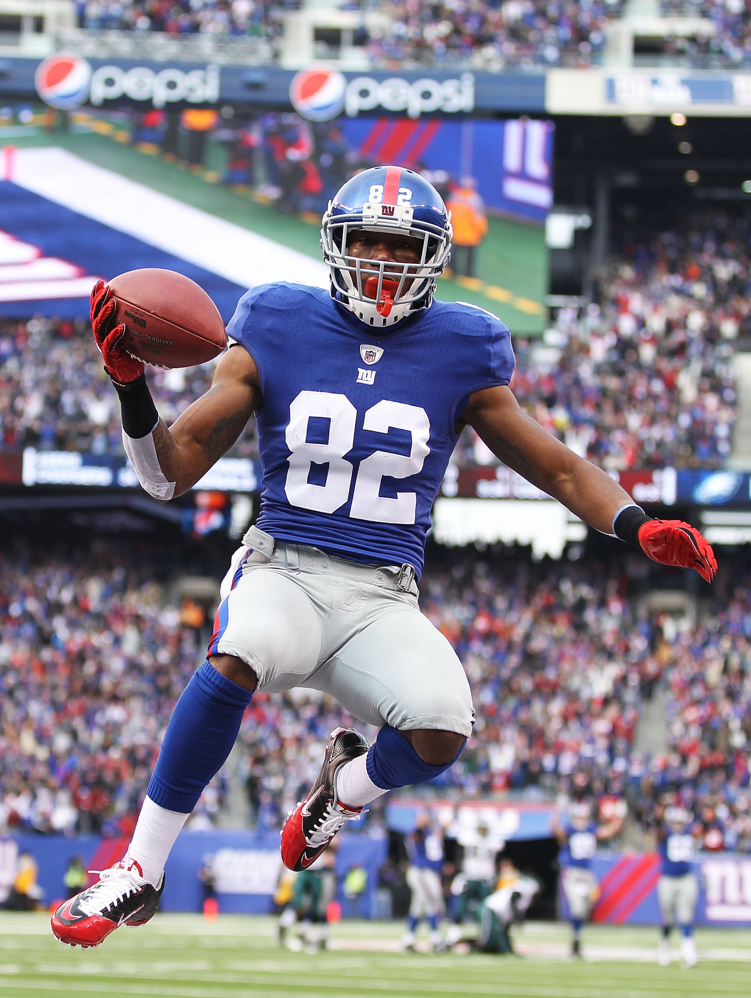 EAST RUTHERFORD, NJ - DECEMBER 19:  Mario Manningham #82 of the New York Giants scores a touchdown in the first quarter during their game against the Philadelphia Eagles on December 19, 2010 at The New Meadowlands Stadium in East Rutherford, New Jersey.