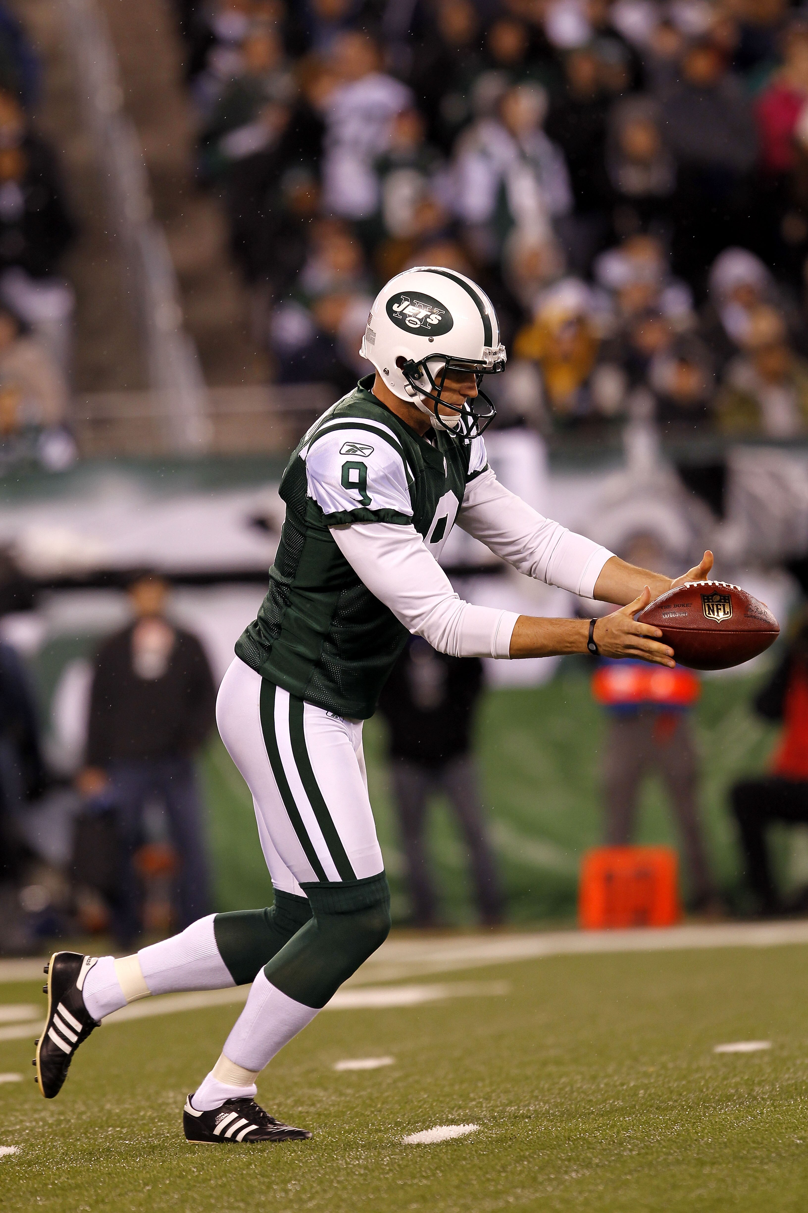EAST RUTHERFORD, NJ - NOVEMBER 25:  Steve Weatherford #9 of the New York Jets punts against the Cincinnati Bengals at New Meadowlands Stadium on November 25, 2010 in East Rutherford, New Jersey. The Jets defeated the Bengal 26-10.  (Photo by Chris Trotman