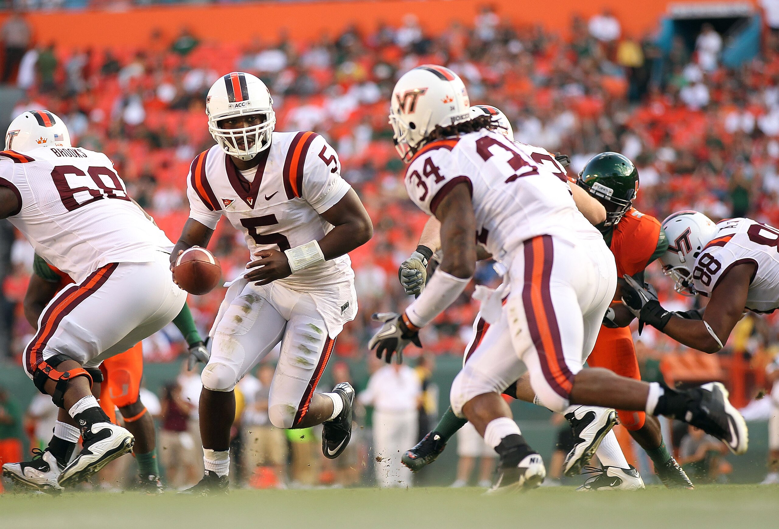 MIAMI - NOVEMBER 20:  Tyrod Taylor #5 of the Virginia Tech Hokies hands the ball off to teammate Ryan Williams #34 during a game against the Miami Hurricanes at Sun Life Stadium on November 20, 2010 in Miami, Florida.  (Photo by Mike Ehrmann/Getty Images)