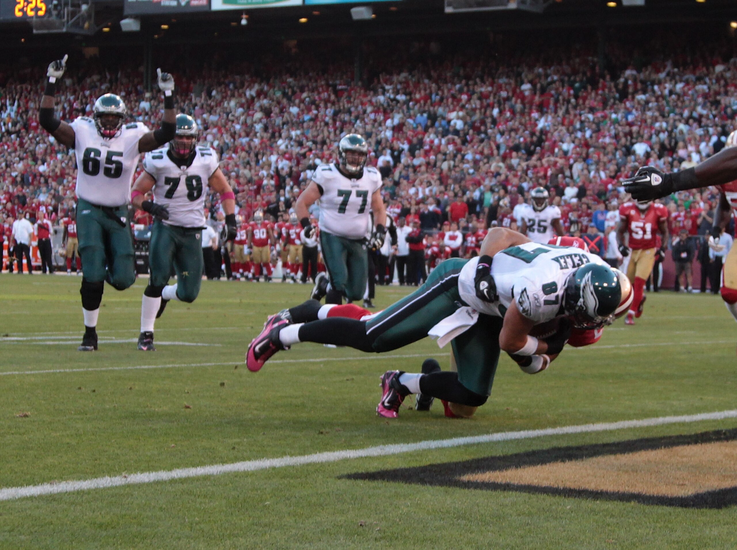 SAN FRANCISCO - OCTOBER 10:  Brent Celek #87 of the Philadelphia Eagles scores a touchdown against the San Francisco 49ers during an NFL game at Candlestick Park on October 10, 2010 in San Francisco, California.  (Photo by Jed Jacobsohn/Getty Images)